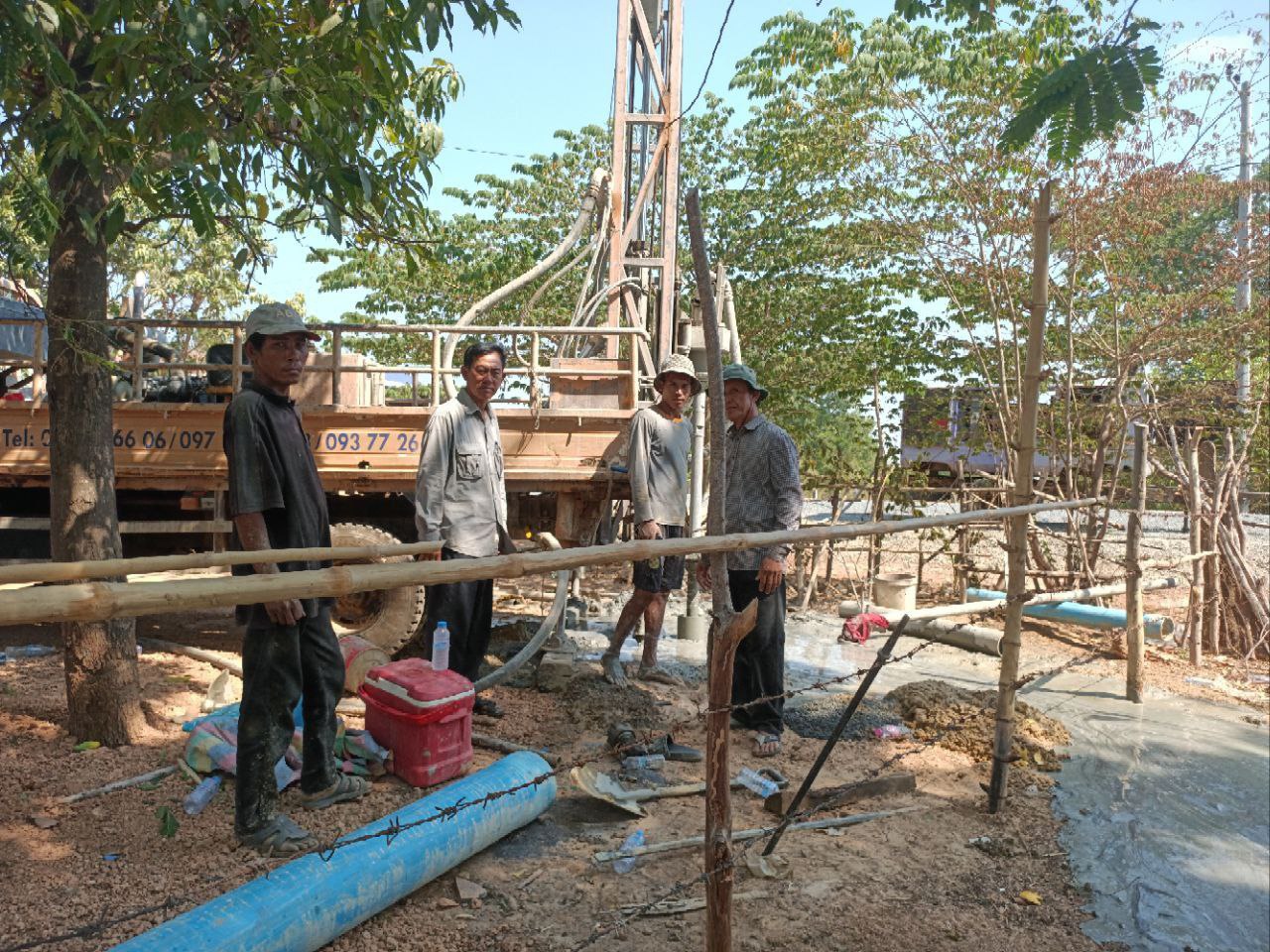 មន្រ្ដីការិយាល័យផ្គត់ផ្គង់ ទឹក នៃមន្ទីរអភិវឌ្ឍន៍ជនបទខេត្តកំពង់ឆ្នាំង បានចុះពិនិត្យការខួងអណ្តូងទឹក ស្អាតចំនួន ៣ទីតាំង ក្នុងស្រុកសាមគ្គីមានជ័យ 4 photo 2024 04 25 16 45 38