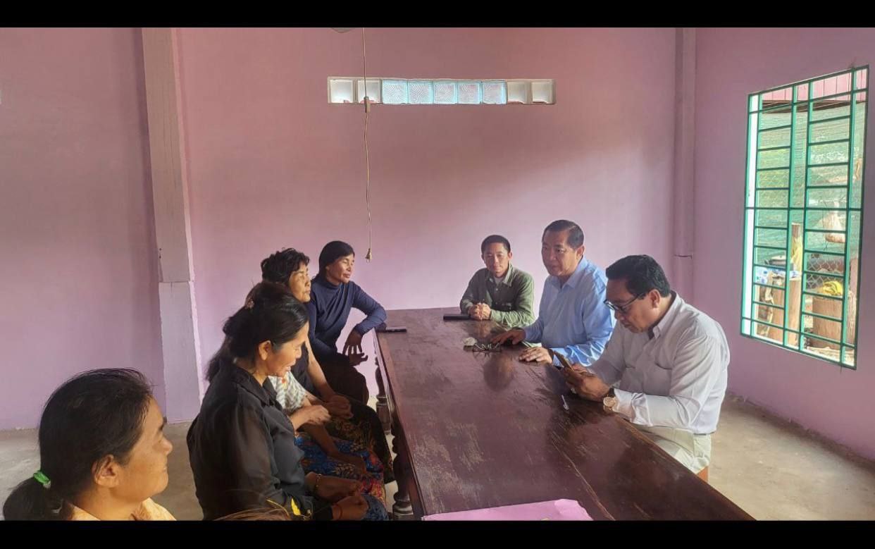 ឯកឧត្តម លី ណារុន ចុះជួបសំណេះសំណាលជាមួយសមាជិកឥណទានចំនួន២ក្រុម នៅស្រុកថាឡាបរិវ៉ាត់ 4 photo 2024 04 25 16 55 33