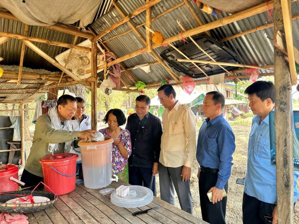 ឯកឧត្តមបណ្ឌិត សៅ ជីវ័ន្ត បានដឹកនាំក្រុមការងារមន្ទីរអភិវឌ្ឍន៍ជនបទខេត្តបាត់ដំបង ចុះពិនិត្យស្ថានភាពប្រើប្រាស់ទឹករបស់ប្រជាពលរដ្ឋ ដែលកំពុងប្រឈមនឹងការខ្វះខាតទឹកស្អាតប្រើប្រាស់នៅ ស្រុកសំពៅលូន ខេត្តបាត់ដំបង 2 photo 2024 04 28 17 31 43