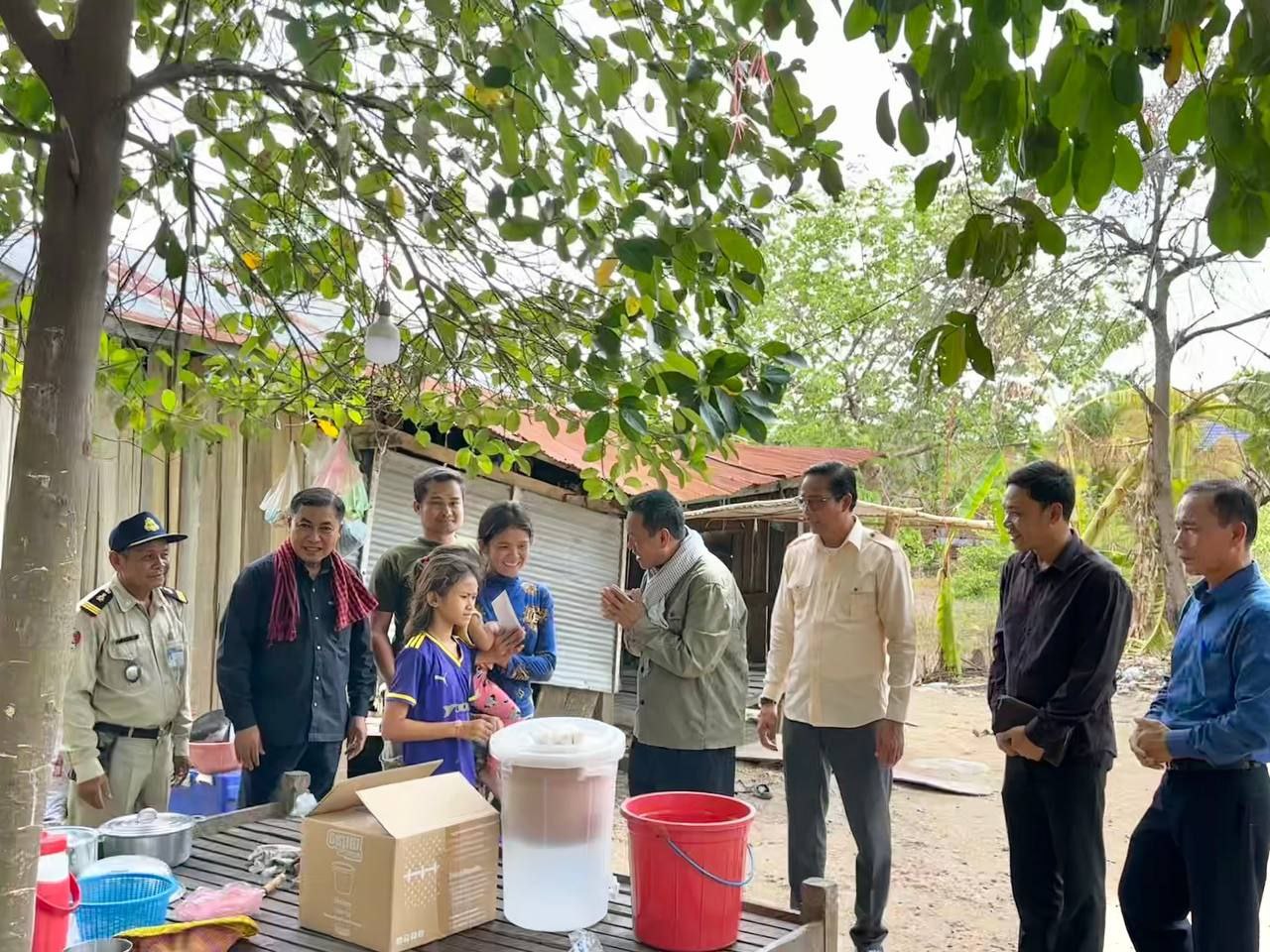 ឯកឧត្តមបណ្ឌិត សៅ ជីវ័ន្ត បានដឹកនាំក្រុមការងារមន្ទីរអភិវឌ្ឍន៍ជនបទខេត្តបាត់ដំបង ចុះពិនិត្យស្ថានភាពប្រើប្រាស់ទឹករបស់ប្រជាពលរដ្ឋ ដែលកំពុងប្រឈមនឹងការខ្វះខាតទឹកស្អាតប្រើប្រាស់នៅ ស្រុកសំពៅលូន ខេត្តបាត់ដំបង 9 photo 2024 04 28 17 31 46