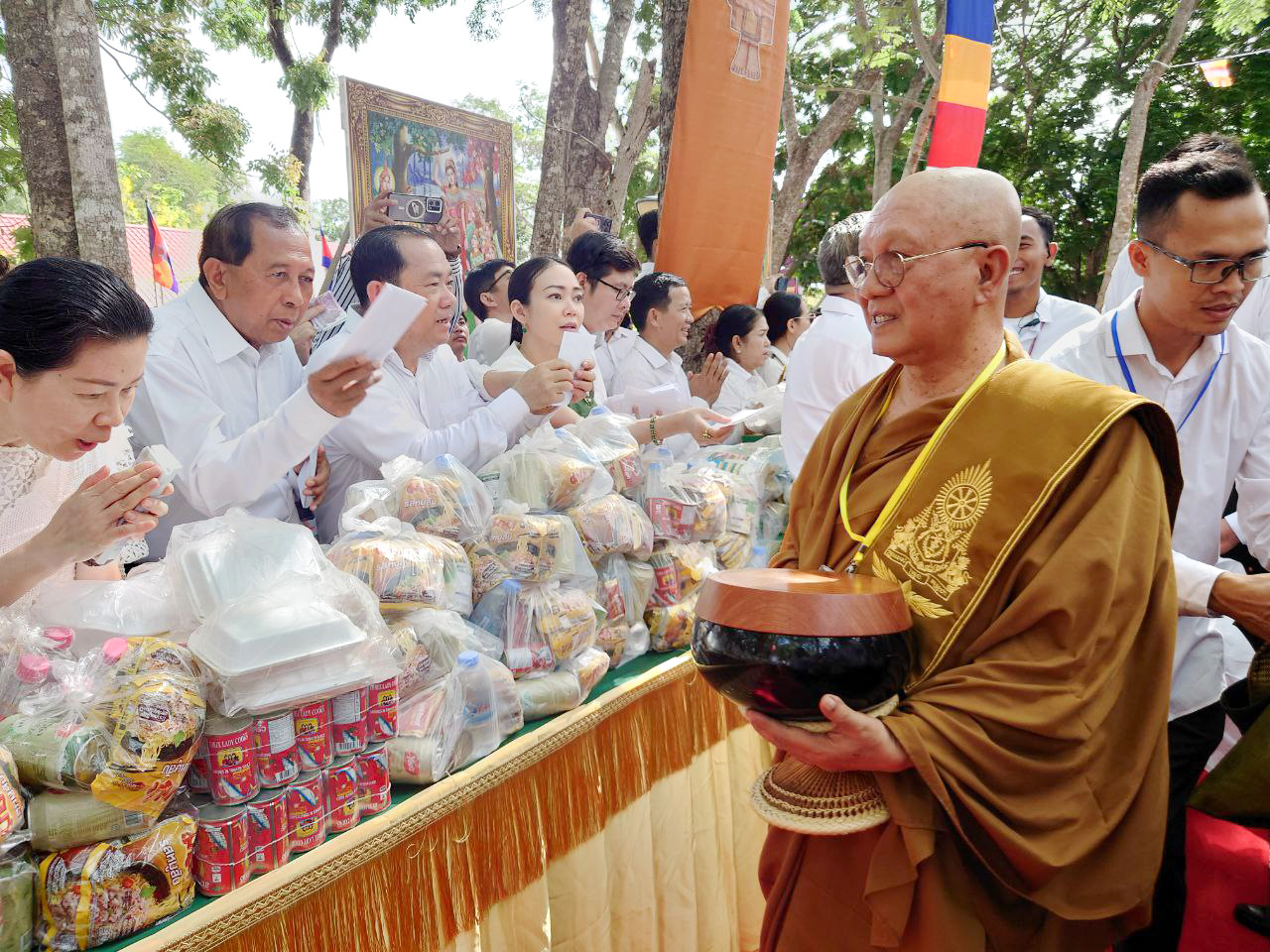 ឯកឧត្តម ឈឹម សៅគី រដ្ឋលេខាធិការប្រចាំការ បានដឹកនាំគណៈប្រតិភូក្រសួង អញ្ជើញចូលរួមក្នុងពិធីបុណ្យវិសាខបូជា ដែលបានប្រារព្ធធ្វើនៅបរិវេណឧបដ្ឋានសាលាមុខព្រះមហាសក្យមុនីចេតិយ ភ្នំព្រះរាជទ្រព្យ (ភ្នំឧត្ដុង្គ) 16 14 3
