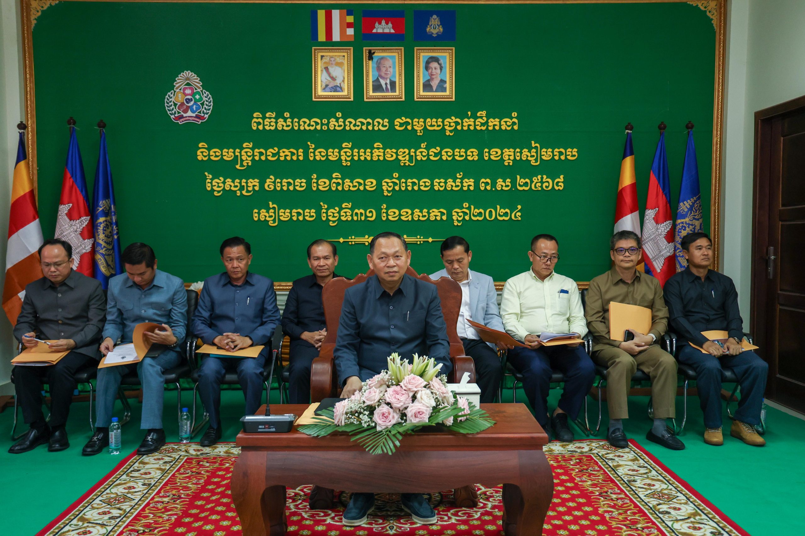 ឯកឧត្តម ឆាយ ឫទ្ធិសែន អញ្ជើញទៅពិនិត្យគុណភាព និងស្ថានភាពផ្លូវជនបទ ១ខ្សែ នៅក្នុងខេត្តកំពង់ធំ និងសំណេះសំណាលជាមួយមន្ដ្រីរាជការនៃមន្ទីរអភិវឌ្ឍន៍ជនបទខេត្តសៀមរាប 9 20240531 SAVE 20240531 185844 scaled