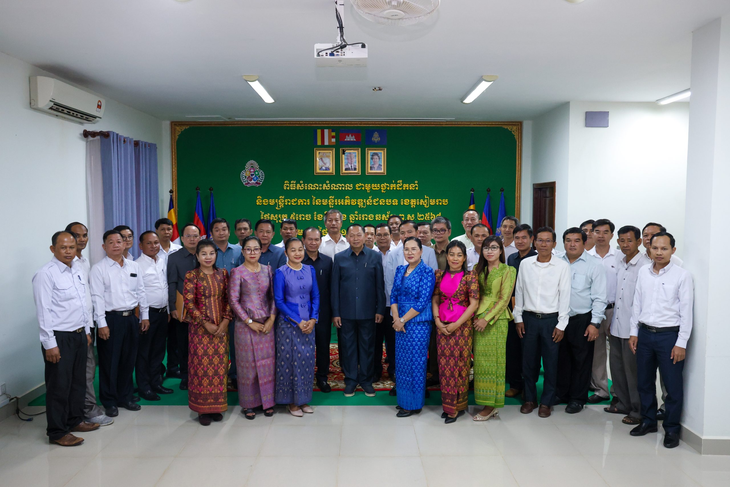 ឯកឧត្តម ឆាយ ឫទ្ធិសែន អញ្ជើញទៅពិនិត្យគុណភាព និងស្ថានភាពផ្លូវជនបទ ១ខ្សែ នៅក្នុងខេត្តកំពង់ធំ និងសំណេះសំណាលជាមួយមន្ដ្រីរាជការនៃមន្ទីរអភិវឌ្ឍន៍ជនបទខេត្តសៀមរាប 14 SAVE 20240531 191144 scaled