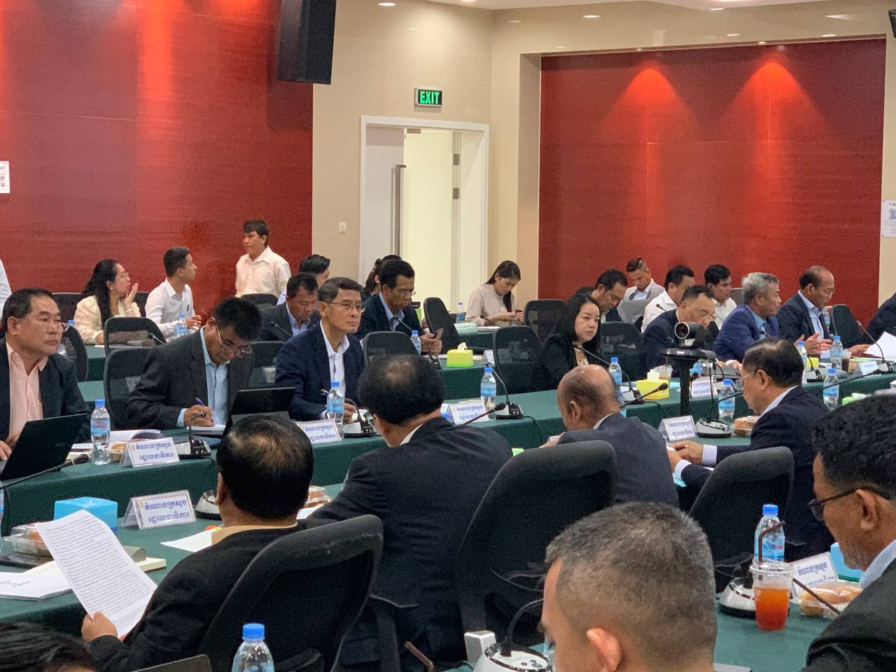ឯកឧត្ត យឹម ជុង រដ្ឋលេខាធិការក្រសួងអភិវឌ្ឍន៍ជនបទ អញ្ជើញចូលរួមក្នុងកិច្ចប្រជុំអន្តរក្រសួង ពិនិត្យ និង ពិភាក្សាលើសេចក្តីព្រាងច្បាប់ស្តីពីប្រព័ន្ធទឹកកខ្វក់ 4 photo 2024 04 29 08 55 03 2