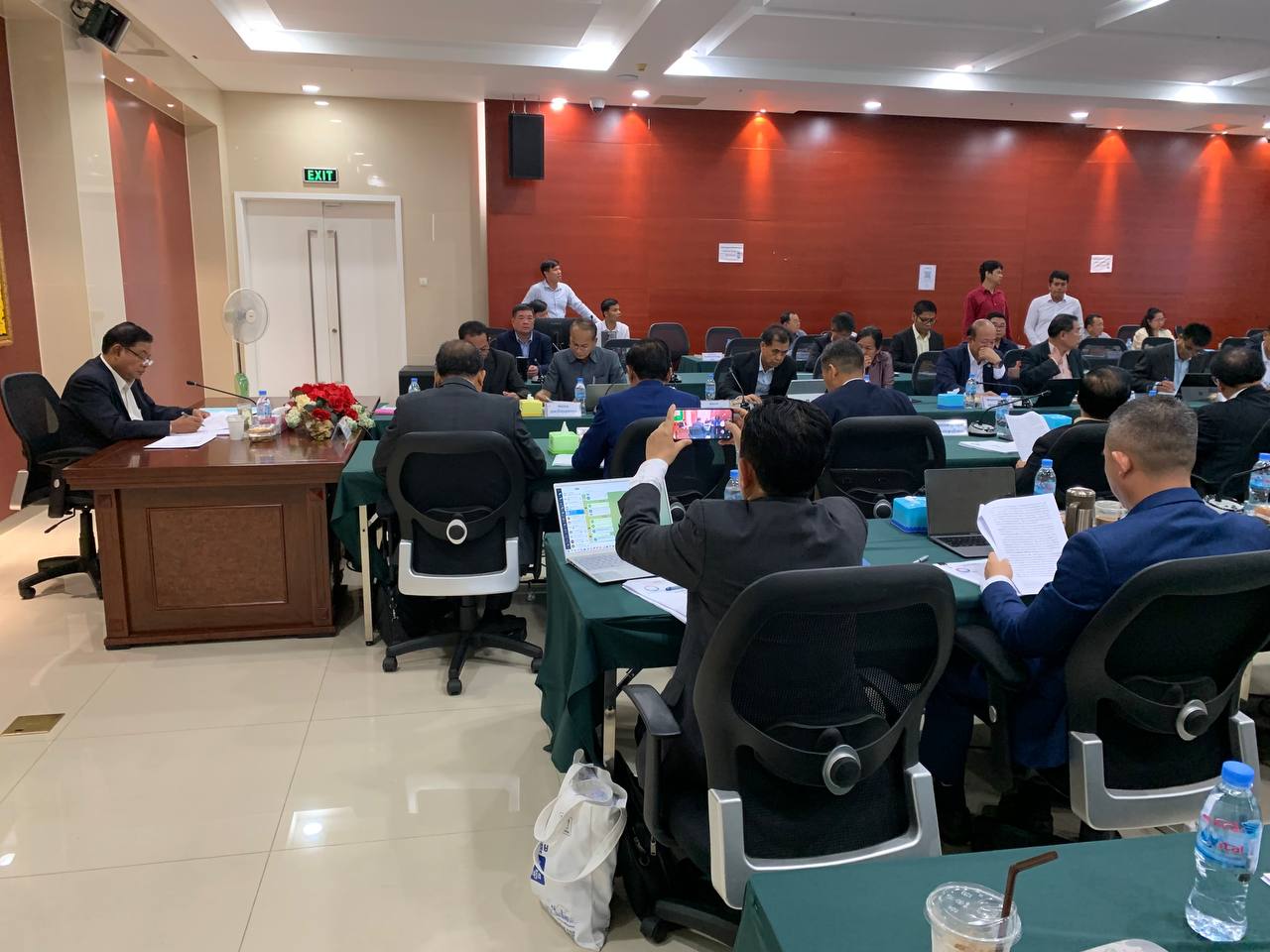 ឯកឧត្ត យឹម ជុង រដ្ឋលេខាធិការក្រសួងអភិវឌ្ឍន៍ជនបទ អញ្ជើញចូលរួមក្នុងកិច្ចប្រជុំអន្តរក្រសួង ពិនិត្យ និង ពិភាក្សាលើសេចក្តីព្រាងច្បាប់ស្តីពីប្រព័ន្ធទឹកកខ្វក់ 6 photo 2024 04 29 08 55 04