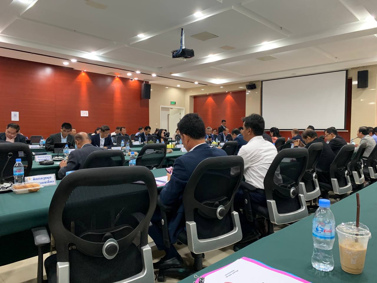 ឯកឧត្ត យឹម ជុង រដ្ឋលេខាធិការក្រសួងអភិវឌ្ឍន៍ជនបទ អញ្ជើញចូលរួមក្នុងកិច្ចប្រជុំអន្តរក្រសួង ពិនិត្យ និង ពិភាក្សាលើសេចក្តីព្រាងច្បាប់ស្តីពីប្រព័ន្ធទឹកកខ្វក់ 8 photo 2024 04 29 08 55 15