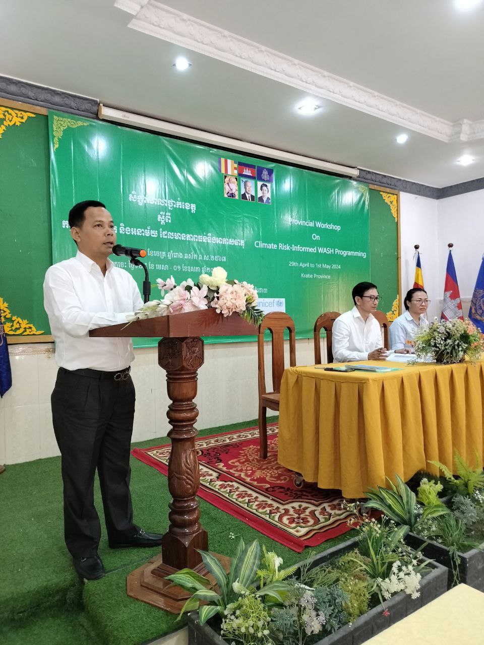 លោកអគ្គនាយករងបច្ចេកទេស អញ្ជើញជាអធិបតី ក្នុងសិក្ខាសាលាស្តីពី កម្មវិធីទឹកស្អាត និងអនាម័យដែលធន់នឹងការប្រែប្រួលអាកាសធាតុ។ 4 photo 2024 04 29 09 21 44