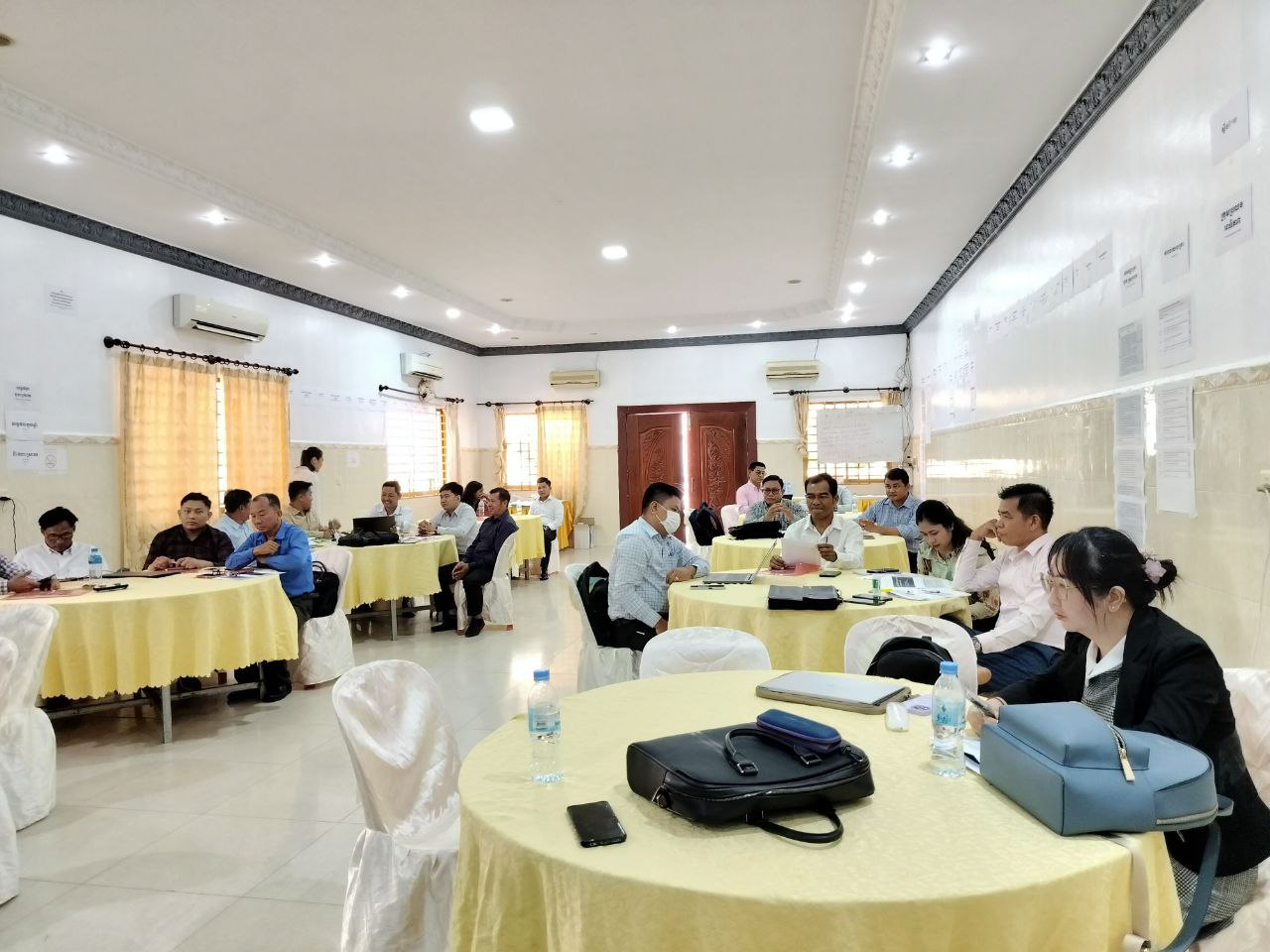 លោកអគ្គនាយករងបច្ចេកទេស អញ្ជើញជាអធិបតី ក្នុងសិក្ខាសាលាស្តីពី កម្មវិធីទឹកស្អាត និងអនាម័យដែលធន់នឹងការប្រែប្រួលអាកាសធាតុ។ 5 photo 2024 04 29 09 21 45 2