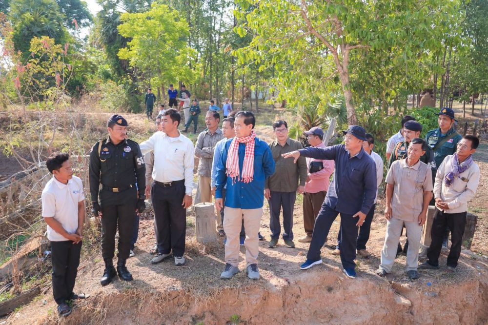 មន្ទីរអភិវឌ្ឍន៍ជនបទខេត្តពោធិ៍សាត់ បានអមដំណើរអភិបាលនៃគណៈអភិបាលខេត្តពោធិ៍សាត់ ចុះពិនិត្យស្ថានភាពនៃការរាំងស្ងួត នៅតាមបណ្តាភូមិ នៅក្នុងឃុំតាលោ ស្រុកតាលោសែនជ័យ 2 photo 2024 04 29 19 20 44