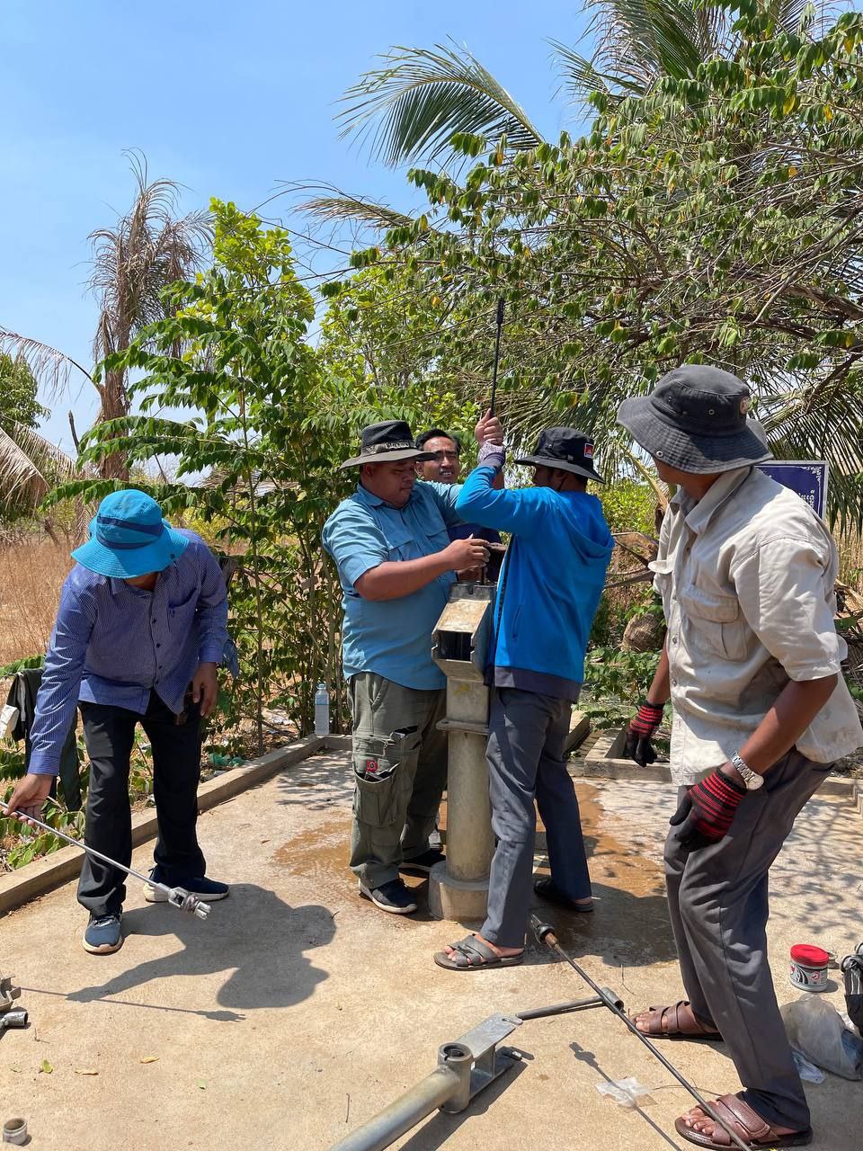 មន្ទីរអភិវឌ្ឍន៍ជនបទខេត្តក្រចេះ បានបែងចែកជា ២ក្រុម ចុះជួសជុលអណ្តូងស្នប់បានចំនួន ១៥អណ្តូង ស្មើនឹង ២១៩គ្រួសារ ជូនប្រជាពលរដ្ឋប្រើប្រាស់ក្នុងស្រុកចិត្របុរី និងស្រុកអូរគ្រៀងសែនជ័យ 3 photo 2024 05 01 11 17 45