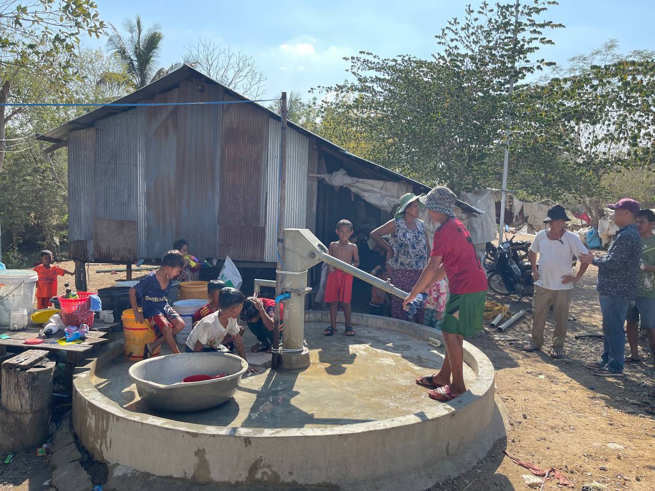 លោក ជា យុទ្ធារុណ ប្រធានមន្ទីរអភិវឌ្ឍន៍ជនបទខេត្តបន្ទាយមានជ័យ បានដឹកនាំក្រុមការងារផ្គត់ផ្គង់ទឹកជនបទ ចុះពិនិត្យស្ថានភាពប្រើប្រាស់ទឹករបស់ប្រជាពលរដ្ឋនិងជួសជុលអណ្តូងទឹកបានចំនួន២អណ្តូង ក្នុងស្រុកព្រះនេត្រព្រះ និងស្រុកមង្គលបូរី 6 photo 2024 05 01 15 43 05