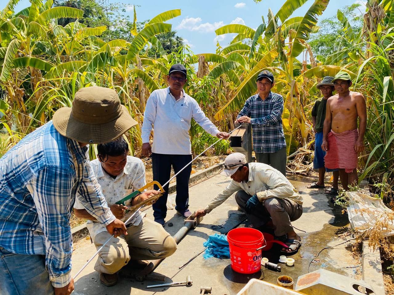 មន្ទីរអភិវឌ្ឍន៍ជនបទខេត្តក្រចេះ បានបែងចែកជា ២ក្រុម ចុះជួសជុលអណ្តូងស្នប់បានចំនួន ១៥អណ្តូង ស្មើនឹង ២១៩គ្រួសារ ជូនប្រជាពលរដ្ឋប្រើប្រាស់ក្នុងស្រុកចិត្របុរី និងស្រុកអូរគ្រៀងសែនជ័យ 4 photo 2024 05 01 16 40 20 2