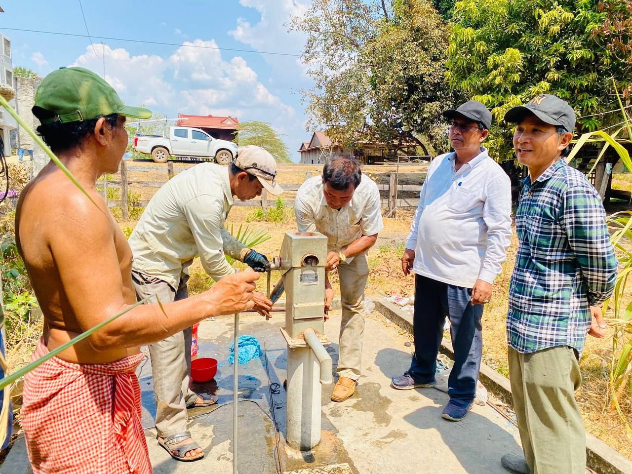 មន្ទីរអភិវឌ្ឍន៍ជនបទខេត្តក្រចេះ បានបែងចែកជា ២ក្រុម ចុះជួសជុលអណ្តូងស្នប់បានចំនួន ១៥អណ្តូង ស្មើនឹង ២១៩គ្រួសារ ជូនប្រជាពលរដ្ឋប្រើប្រាស់ក្នុងស្រុកចិត្របុរី និងស្រុកអូរគ្រៀងសែនជ័យ 5 photo 2024 05 01 16 40 20