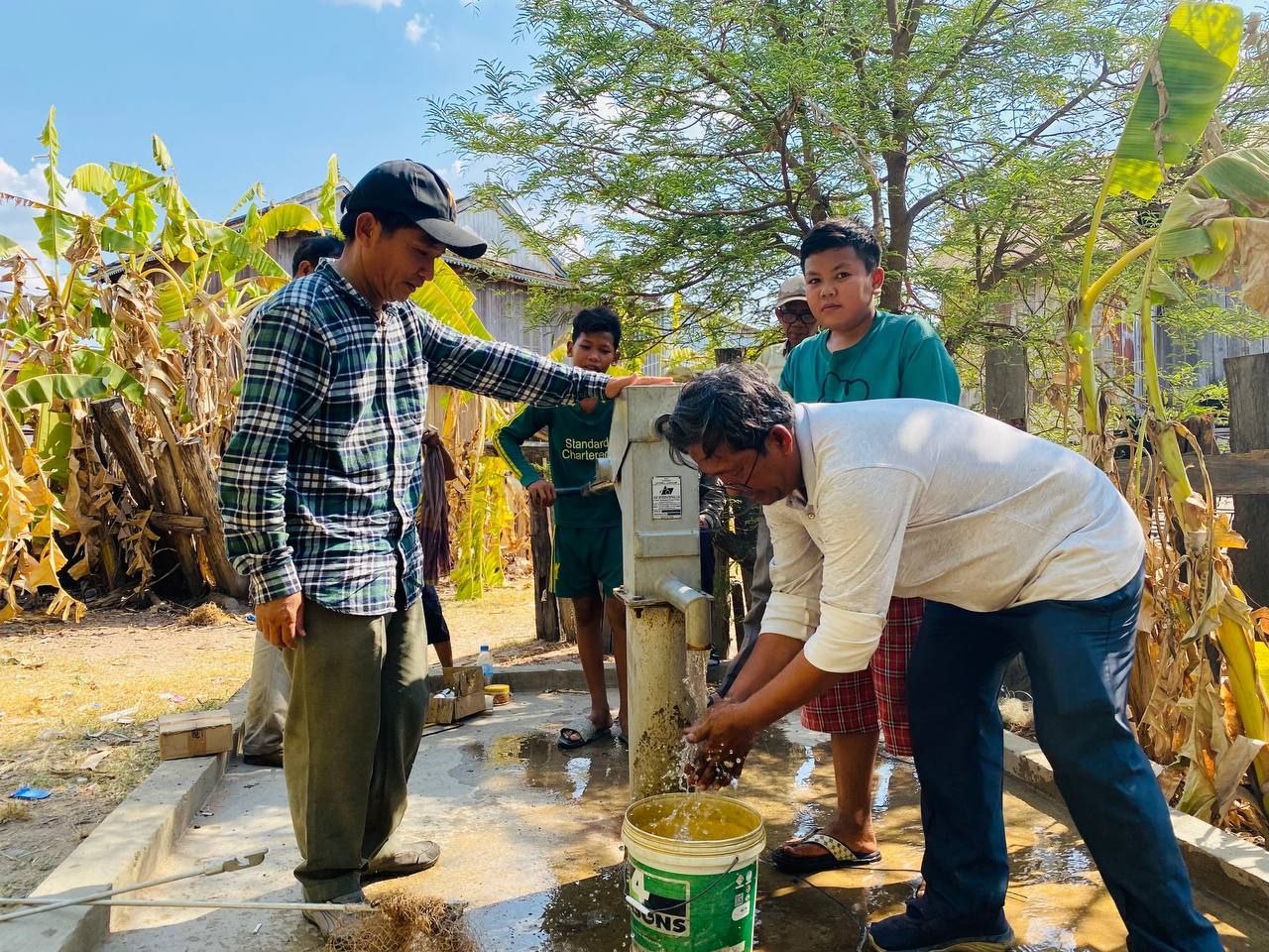 មន្ទីរអភិវឌ្ឍន៍ជនបទខេត្តក្រចេះ បានបែងចែកជា ២ក្រុម ចុះជួសជុលអណ្តូងស្នប់បានចំនួន ១៥អណ្តូង ស្មើនឹង ២១៩គ្រួសារ ជូនប្រជាពលរដ្ឋប្រើប្រាស់ក្នុងស្រុកចិត្របុរី និងស្រុកអូរគ្រៀងសែនជ័យ 6 photo 2024 05 01 16 40 21