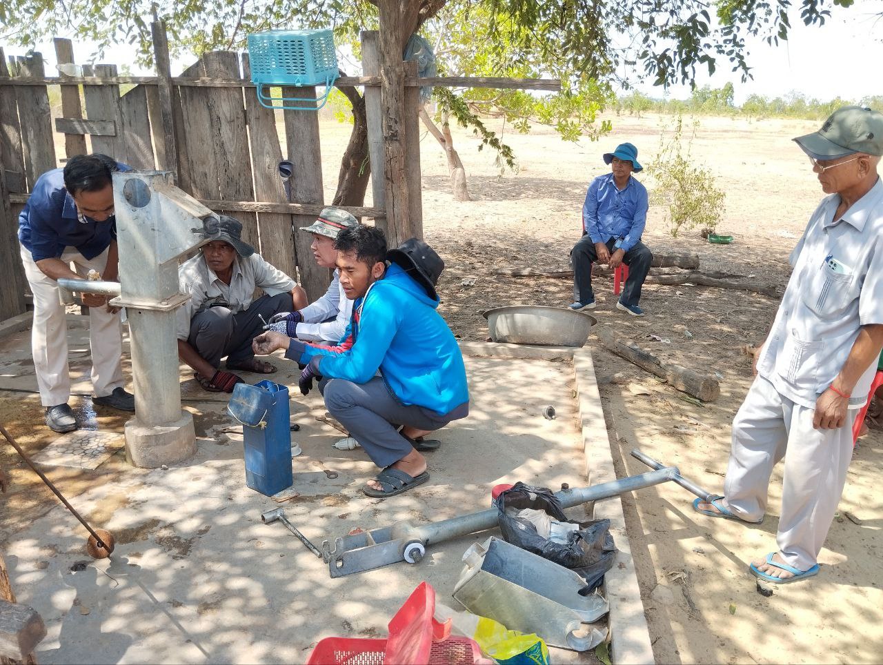 មន្ទីរអភិវឌ្ឍន៍ជនបទខេត្តក្រចេះ បានបែងចែកជា ២ក្រុម ចុះជួសជុលអណ្តូងស្នប់បានចំនួន ១៥អណ្តូង ស្មើនឹង ២១៩គ្រួសារ ជូនប្រជាពលរដ្ឋប្រើប្រាស់ក្នុងស្រុកចិត្របុរី និងស្រុកអូរគ្រៀងសែនជ័យ 7 photo 2024 05 01 16 40 22