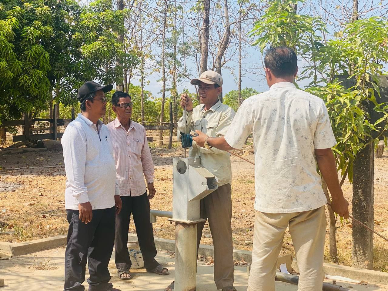 មន្ទីរអភិវឌ្ឍន៍ជនបទខេត្តក្រចេះ បានបែងចែកជា ២ក្រុម ចុះជួសជុលអណ្តូងស្នប់បានចំនួន ១៥អណ្តូង ស្មើនឹង ២១៩គ្រួសារ ជូនប្រជាពលរដ្ឋប្រើប្រាស់ក្នុងស្រុកចិត្របុរី និងស្រុកអូរគ្រៀងសែនជ័យ 8 photo 2024 05 01 16 40 25