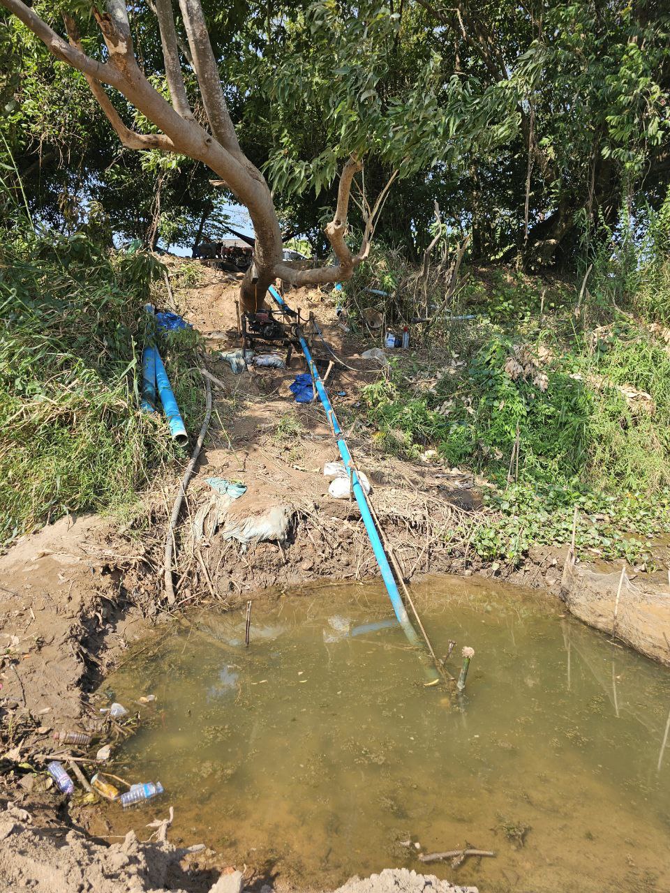 ប្រធានមន្ទីរអភិវឌ្ឍន៍ជនបទខេត្តកណ្តាល ដឹកនាំមន្ត្រីបច្ចេកទេសការិយាល័យផ្គត់ផ្គង់ទឹកជនបទ ចុះត្រួតពិនិត្យទីតាំងអណ្តូង ព្រែកអំបិល និងព្រែករៃ ដែលបានរីងស្ងួត និងគោករាក់ ដោយកត្តាប្រែប្រួលអាកាសធាតុ 3 photo 2024 05 01 17 33 17