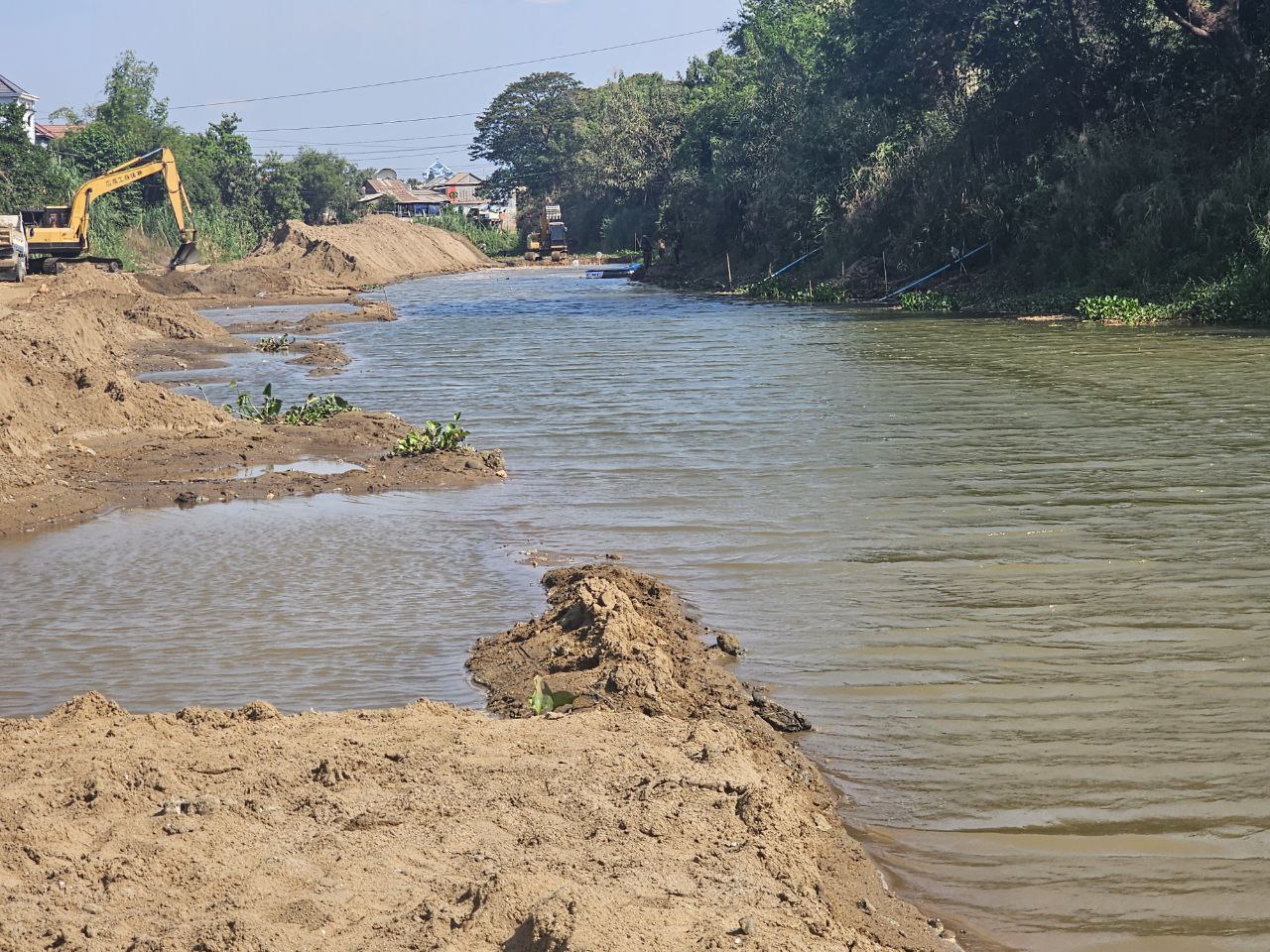 ប្រធានមន្ទីរអភិវឌ្ឍន៍ជនបទខេត្តកណ្តាល ដឹកនាំមន្ត្រីបច្ចេកទេសការិយាល័យផ្គត់ផ្គង់ទឹកជនបទ ចុះត្រួតពិនិត្យទីតាំងអណ្តូង ព្រែកអំបិល និងព្រែករៃ ដែលបានរីងស្ងួត និងគោករាក់ ដោយកត្តាប្រែប្រួលអាកាសធាតុ 4 photo 2024 05 01 17 33 18 2