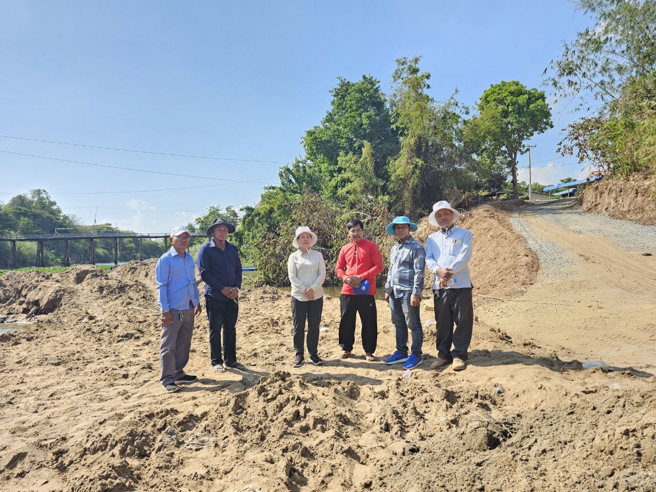 ប្រធានមន្ទីរអភិវឌ្ឍន៍ជនបទខេត្តកណ្តាល ដឹកនាំមន្ត្រីបច្ចេកទេសការិយាល័យផ្គត់ផ្គង់ទឹកជនបទ ចុះត្រួតពិនិត្យទីតាំងអណ្តូង ព្រែកអំបិល និងព្រែករៃ ដែលបានរីងស្ងួត និងគោករាក់ ដោយកត្តាប្រែប្រួលអាកាសធាតុ 5 photo 2024 05 01 17 33 18