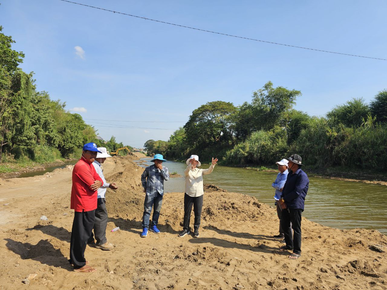 ប្រធានមន្ទីរអភិវឌ្ឍន៍ជនបទខេត្តកណ្តាល ដឹកនាំមន្ត្រីបច្ចេកទេសការិយាល័យផ្គត់ផ្គង់ទឹកជនបទ ចុះត្រួតពិនិត្យទីតាំងអណ្តូង ព្រែកអំបិល និងព្រែករៃ ដែលបានរីងស្ងួត និងគោករាក់ ដោយកត្តាប្រែប្រួលអាកាសធាតុ 6 photo 2024 05 01 17 33 19