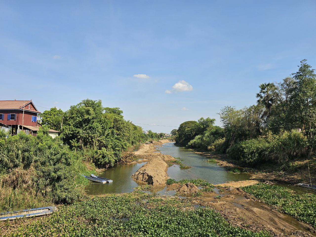 ប្រធានមន្ទីរអភិវឌ្ឍន៍ជនបទខេត្តកណ្តាល ដឹកនាំមន្ត្រីបច្ចេកទេសការិយាល័យផ្គត់ផ្គង់ទឹកជនបទ ចុះត្រួតពិនិត្យទីតាំងអណ្តូង ព្រែកអំបិល និងព្រែករៃ ដែលបានរីងស្ងួត និងគោករាក់ ដោយកត្តាប្រែប្រួលអាកាសធាតុ 8 photo 2024 05 01 17 33 22