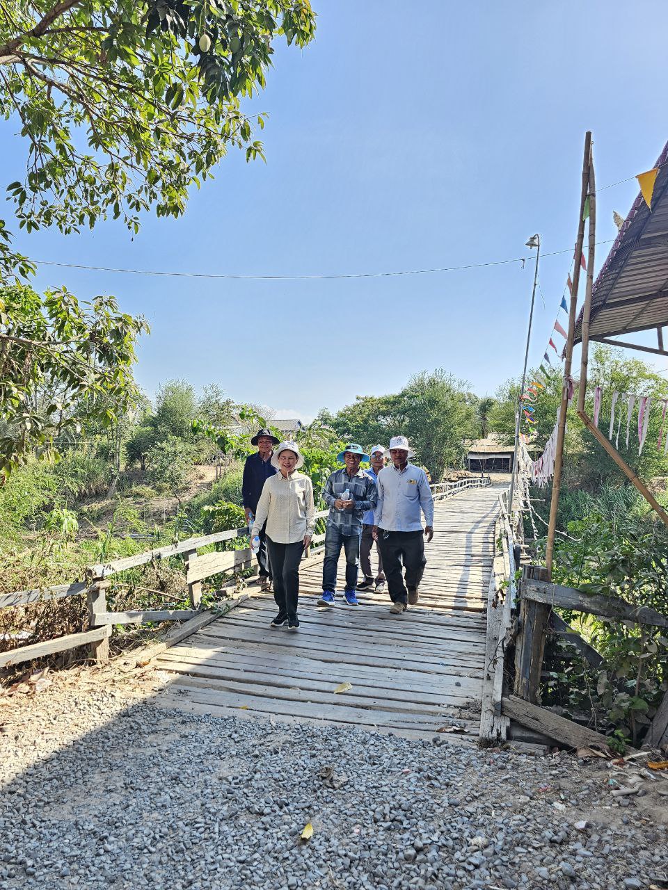 ប្រធានមន្ទីរអភិវឌ្ឍន៍ជនបទខេត្តកណ្តាល ដឹកនាំមន្ត្រីបច្ចេកទេសការិយាល័យផ្គត់ផ្គង់ទឹកជនបទ ចុះត្រួតពិនិត្យទីតាំងអណ្តូង ព្រែកអំបិល និងព្រែករៃ ដែលបានរីងស្ងួត និងគោករាក់ ដោយកត្តាប្រែប្រួលអាកាសធាតុ 9 photo 2024 05 01 17 33 24