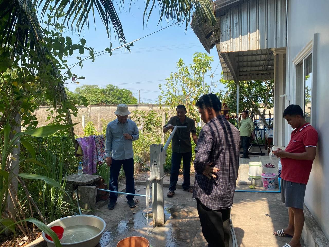 លោកប្រធានមន្ទីរអភិវឌ្ឍន៍ជនបទបានដឹកនាំ ក្រុមការងារបច្ចេកទេសការិយាល័យផ្គត់ផ្គង់ទឹកចុះជួសជុលអណ្តូងស្នប់ ចំនួន ៥ អណ្តូង និងដឹកទឹកចែកជូនប្រជាពលរដ្ឋ ចំនួន១៤២គ្រួសារ ស្មើ ១៥០០០លីត្រ ក្នុងស្រុកទឹកឈូ និងក្រុងបូកគោ 3 photo 2024 05 01 17 35 37