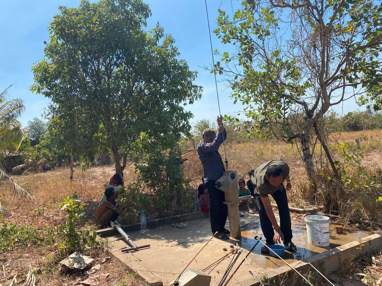 លោកប្រធានមន្ទីរអភិវឌ្ឍន៍ជនបទបានដឹកនាំ ក្រុមការងារបច្ចេកទេសការិយាល័យផ្គត់ផ្គង់ទឹកចុះជួសជុលអណ្តូងស្នប់ ចំនួន ៥ អណ្តូង និងដឹកទឹកចែកជូនប្រជាពលរដ្ឋ ចំនួន១៤២គ្រួសារ ស្មើ ១៥០០០លីត្រ ក្នុងស្រុកទឹកឈូ និងក្រុងបូកគោ 4 photo 2024 05 01 18 29 17