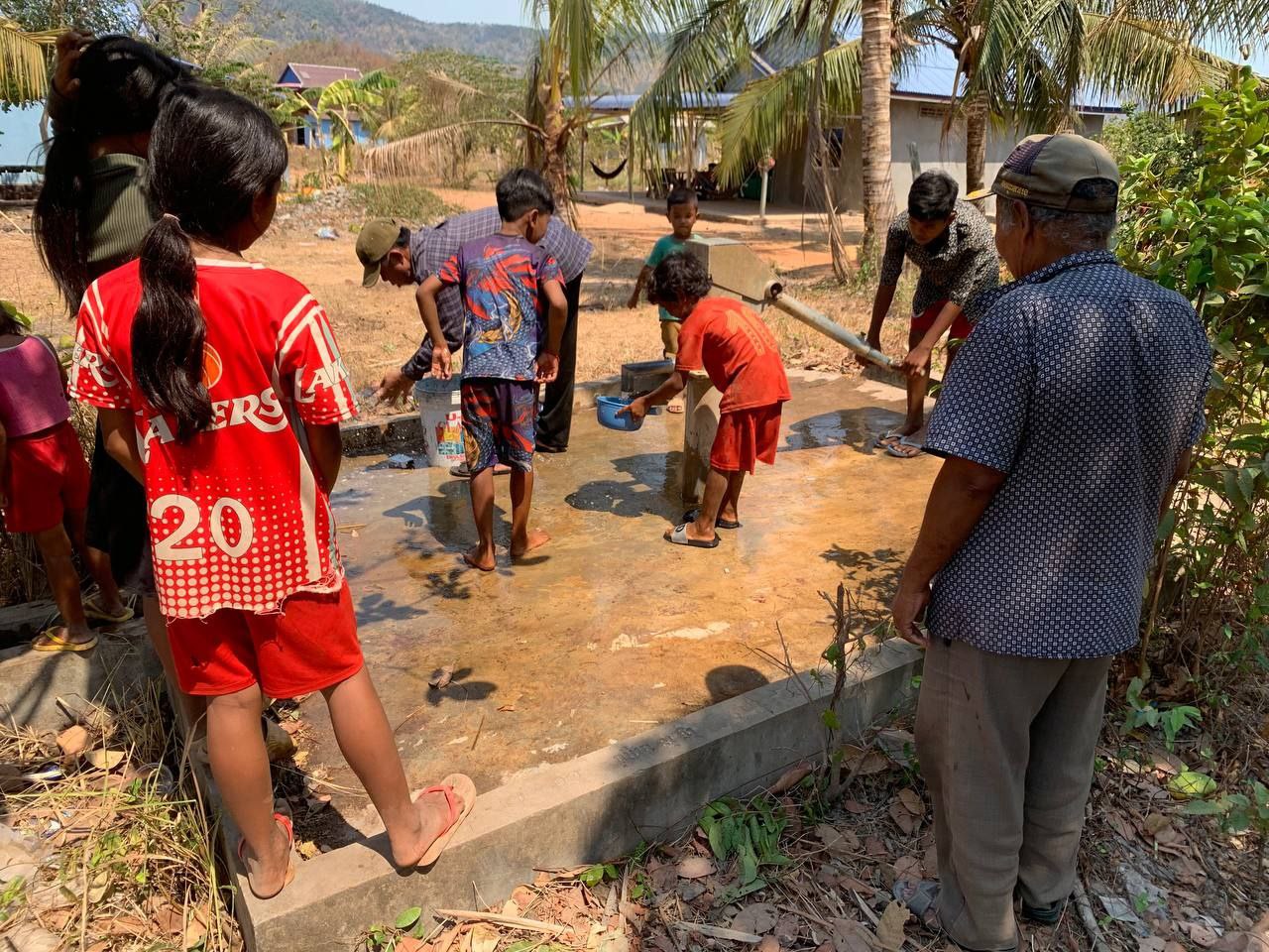 លោកប្រធានមន្ទីរអភិវឌ្ឍន៍ជនបទបានដឹកនាំ ក្រុមការងារបច្ចេកទេសការិយាល័យផ្គត់ផ្គង់ទឹកចុះជួសជុលអណ្តូងស្នប់ ចំនួន ៥ អណ្តូង និងដឹកទឹកចែកជូនប្រជាពលរដ្ឋ ចំនួន១៤២គ្រួសារ ស្មើ ១៥០០០លីត្រ ក្នុងស្រុកទឹកឈូ និងក្រុងបូកគោ 5 photo 2024 05 01 18 29 18