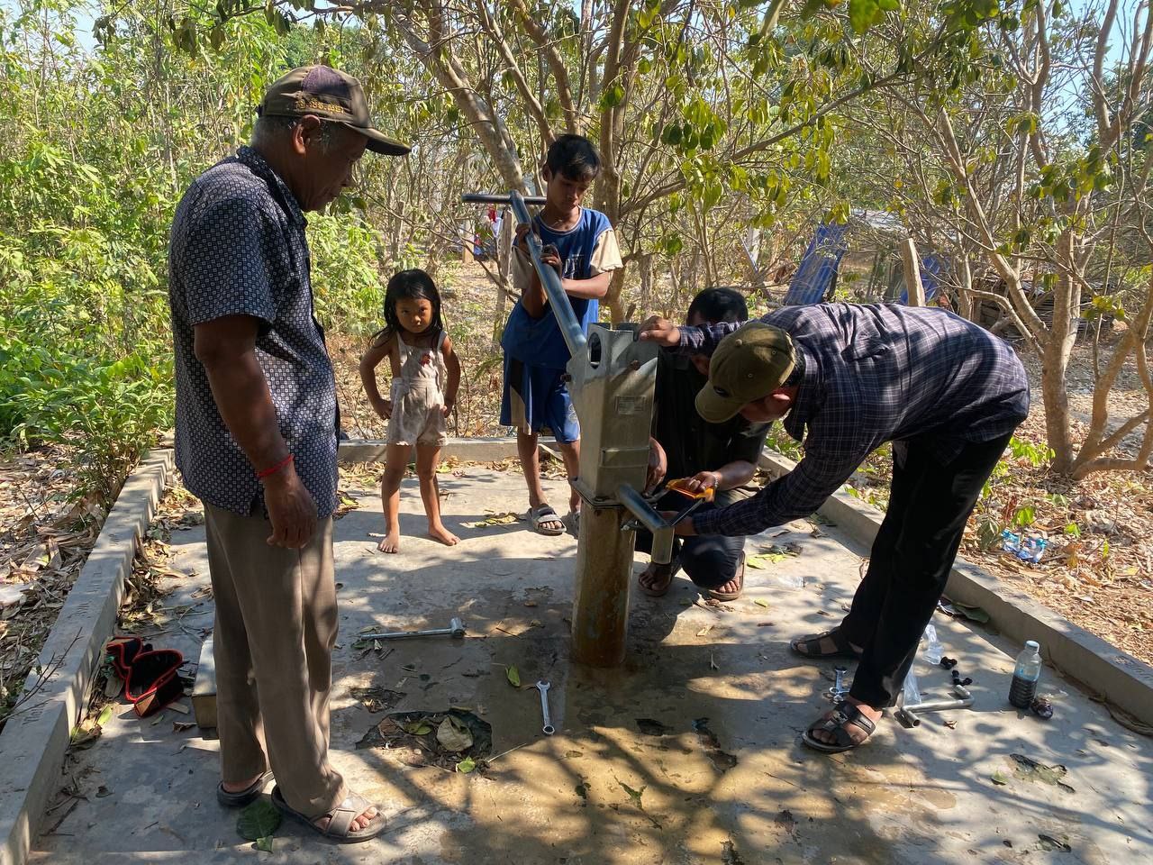លោកប្រធានមន្ទីរអភិវឌ្ឍន៍ជនបទបានដឹកនាំ ក្រុមការងារបច្ចេកទេសការិយាល័យផ្គត់ផ្គង់ទឹកចុះជួសជុលអណ្តូងស្នប់ ចំនួន ៥ អណ្តូង និងដឹកទឹកចែកជូនប្រជាពលរដ្ឋ ចំនួន១៤២គ្រួសារ ស្មើ ១៥០០០លីត្រ ក្នុងស្រុកទឹកឈូ និងក្រុងបូកគោ 6 photo 2024 05 01 18 29 20 2