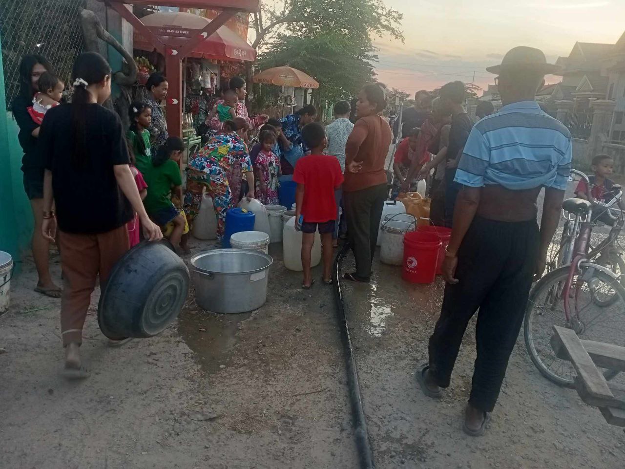 ក្រុមការងារមន្ទីរអភិវឌ្ឍន៍ជនបទខេត្តតាកែវ បន្តធ្វើការដឹកទឹកចែកជូនបងប្អូនប្រជាពលរដ្ឋចំនួន៣ភូមិស្មើនឹង២១៧គ្រួសារ ក្នុងនោះភូមិត្រពាំងវិហារ ចំនួន៦០ គ្រួសារ ភូមិស្វាយចេកចំនួន ៥២ គ្រួសារនិងភូមិអញ្ចាញ១០៥គ្រួសារ ស្ថិតនៅឃុំជើងគួន ស្រុកសំរោង កំពុងខ្វះខាតទឹកសម្រាប់ប្រើប្រាស់ និងទឹកបរិភោគ ក្នុងដំណាក់កាលជួបគ្រោះរាំងស្ងួត ។ 3 photo 2024 05 01 20 09 29 2