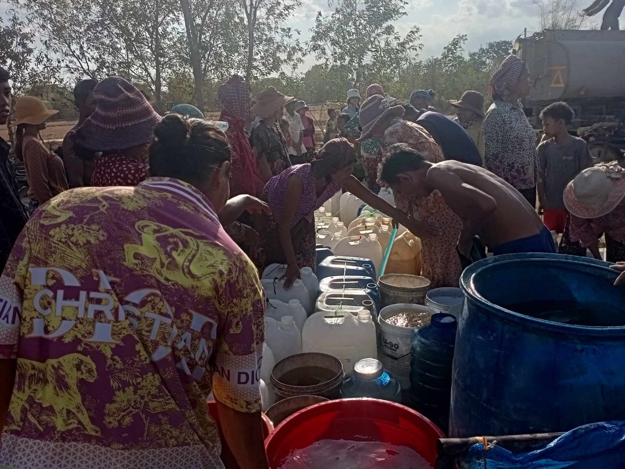 ក្រុមការងារមន្ទីរអភិវឌ្ឍន៍ជនបទខេត្តតាកែវ បន្តធ្វើការដឹកទឹកចែកជូនបងប្អូនប្រជាពលរដ្ឋចំនួន៣ភូមិស្មើនឹង២១៧គ្រួសារ ក្នុងនោះភូមិត្រពាំងវិហារ ចំនួន៦០ គ្រួសារ ភូមិស្វាយចេកចំនួន ៥២ គ្រួសារនិងភូមិអញ្ចាញ១០៥គ្រួសារ ស្ថិតនៅឃុំជើងគួន ស្រុកសំរោង កំពុងខ្វះខាតទឹកសម្រាប់ប្រើប្រាស់ និងទឹកបរិភោគ ក្នុងដំណាក់កាលជួបគ្រោះរាំងស្ងួត ។ 4 photo 2024 05 01 20 09 29 3