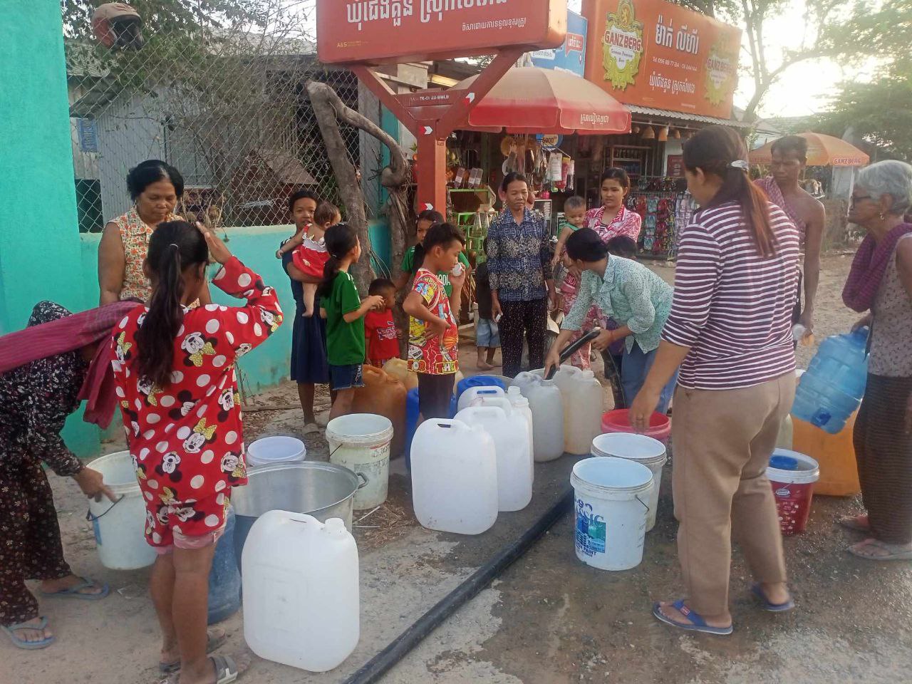 ក្រុមការងារមន្ទីរអភិវឌ្ឍន៍ជនបទខេត្តតាកែវ បន្តធ្វើការដឹកទឹកចែកជូនបងប្អូនប្រជាពលរដ្ឋចំនួន៣ភូមិស្មើនឹង២១៧គ្រួសារ ក្នុងនោះភូមិត្រពាំងវិហារ ចំនួន៦០ គ្រួសារ ភូមិស្វាយចេកចំនួន ៥២ គ្រួសារនិងភូមិអញ្ចាញ១០៥គ្រួសារ ស្ថិតនៅឃុំជើងគួន ស្រុកសំរោង កំពុងខ្វះខាតទឹកសម្រាប់ប្រើប្រាស់ និងទឹកបរិភោគ ក្នុងដំណាក់កាលជួបគ្រោះរាំងស្ងួត ។ 5 photo 2024 05 01 20 09 29