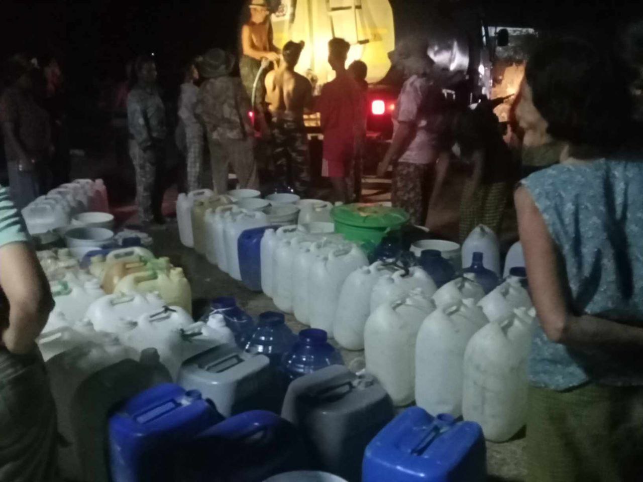 ក្រុមការងារមន្ទីរអភិវឌ្ឍន៍ជនបទខេត្តតាកែវ បន្តធ្វើការដឹកទឹកចែកជូនបងប្អូនប្រជាពលរដ្ឋចំនួន៣ភូមិស្មើនឹង២១៧គ្រួសារ ក្នុងនោះភូមិត្រពាំងវិហារ ចំនួន៦០ គ្រួសារ ភូមិស្វាយចេកចំនួន ៥២ គ្រួសារនិងភូមិអញ្ចាញ១០៥គ្រួសារ ស្ថិតនៅឃុំជើងគួន ស្រុកសំរោង កំពុងខ្វះខាតទឹកសម្រាប់ប្រើប្រាស់ និងទឹកបរិភោគ ក្នុងដំណាក់កាលជួបគ្រោះរាំងស្ងួត ។ 6 photo 2024 05 01 20 09 30 2