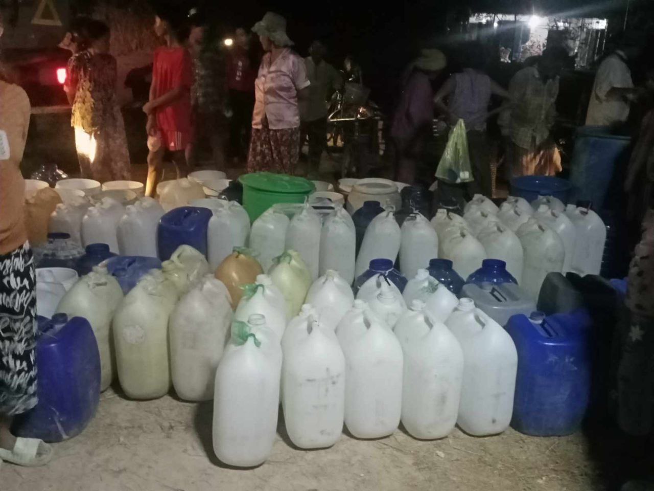 ក្រុមការងារមន្ទីរអភិវឌ្ឍន៍ជនបទខេត្តតាកែវ បន្តធ្វើការដឹកទឹកចែកជូនបងប្អូនប្រជាពលរដ្ឋចំនួន៣ភូមិស្មើនឹង២១៧គ្រួសារ ក្នុងនោះភូមិត្រពាំងវិហារ ចំនួន៦០ គ្រួសារ ភូមិស្វាយចេកចំនួន ៥២ គ្រួសារនិងភូមិអញ្ចាញ១០៥គ្រួសារ ស្ថិតនៅឃុំជើងគួន ស្រុកសំរោង កំពុងខ្វះខាតទឹកសម្រាប់ប្រើប្រាស់ និងទឹកបរិភោគ ក្នុងដំណាក់កាលជួបគ្រោះរាំងស្ងួត ។ 7 photo 2024 05 01 20 09 30 3