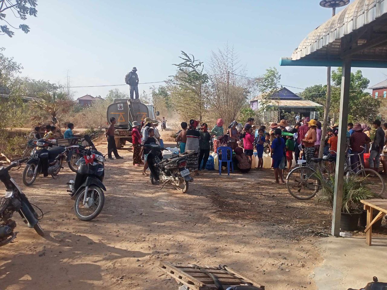 ក្រុមការងារមន្ទីរអភិវឌ្ឍន៍ជនបទខេត្តតាកែវ បន្តធ្វើការដឹកទឹកចែកជូនបងប្អូនប្រជាពលរដ្ឋចំនួន៣ភូមិស្មើនឹង២១៧គ្រួសារ ក្នុងនោះភូមិត្រពាំងវិហារ ចំនួន៦០ គ្រួសារ ភូមិស្វាយចេកចំនួន ៥២ គ្រួសារនិងភូមិអញ្ចាញ១០៥គ្រួសារ ស្ថិតនៅឃុំជើងគួន ស្រុកសំរោង កំពុងខ្វះខាតទឹកសម្រាប់ប្រើប្រាស់ និងទឹកបរិភោគ ក្នុងដំណាក់កាលជួបគ្រោះរាំងស្ងួត ។ 8 photo 2024 05 01 20 09 30