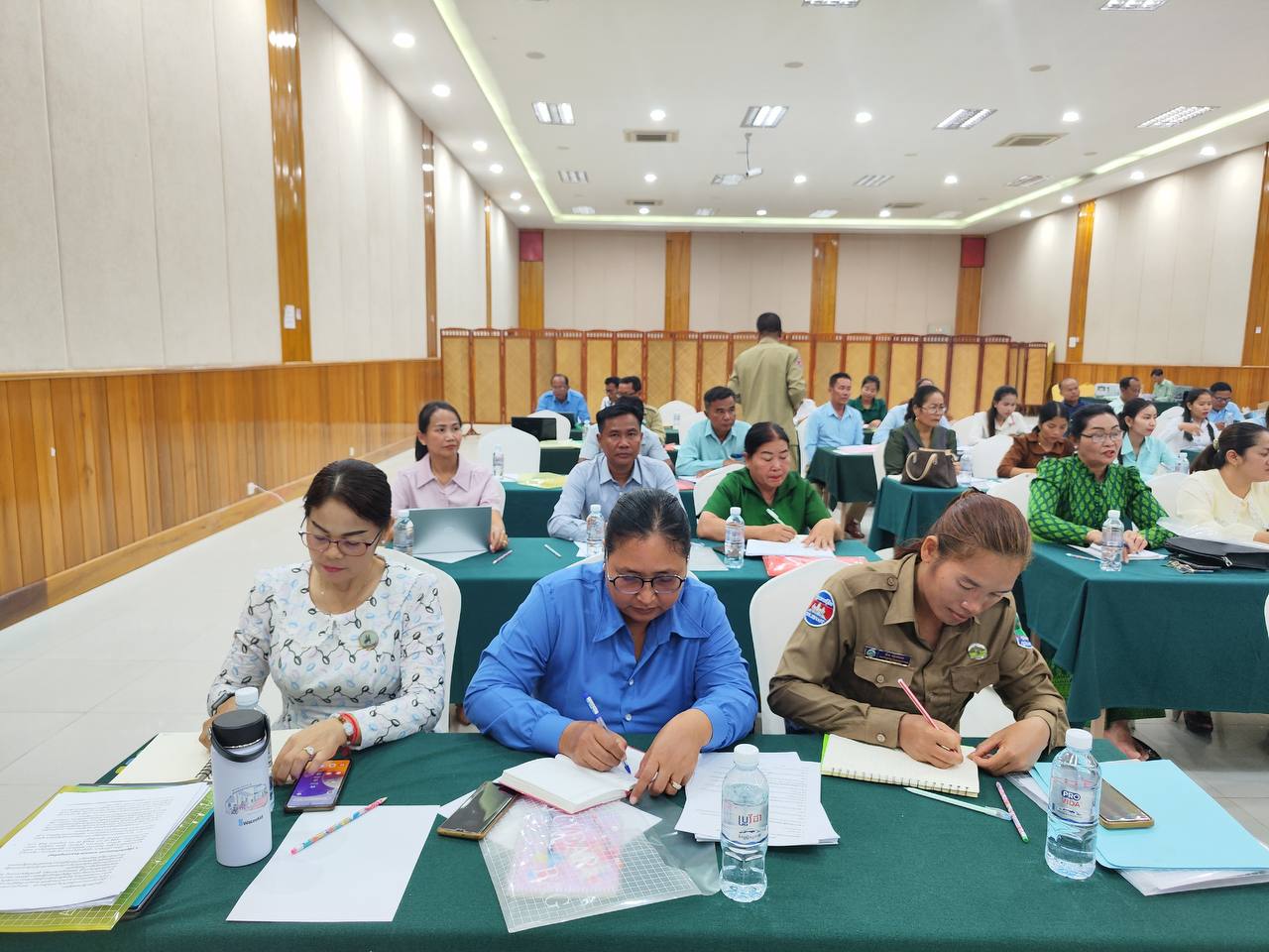 ឯកឧត្តម ស្រុិន ពុទ្ធី អញ្ជើញជាអធិបតីក្នុងពិធីបើកវគ្គបណ្ដុះបណ្ដាល ស្ដីពីភាពជាអ្នកដឹកនាំស្រ្តីក្នុងការជួសជុល និងថែទាំអណ្ដូងស្នប់ យុទ្ធសាស្រ្តអនុវត្កក្រោយស្ថានភាពបញ្ចប់ការបន្ទោបង់ពាសវាលពាសកាល និងនីតិវិធីប្រតិបត្តិស្តង់ដារ នៃការគ្រប់គ្រងកាកសំណល់លាមកតាមគ្រួសារ នៅតំបន់ជនបទ 4 photo 2024 05 02 16 15 23
