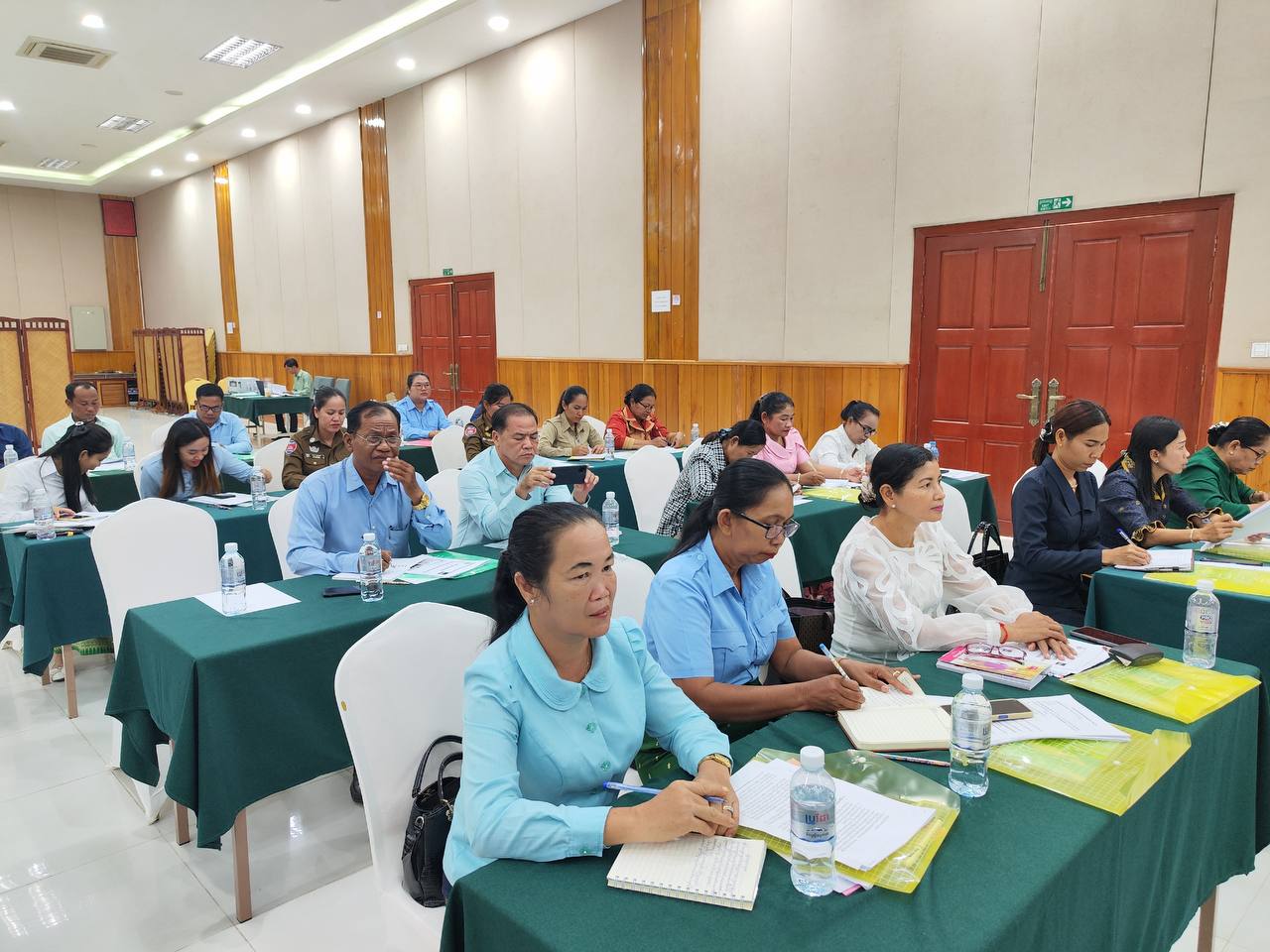 ឯកឧត្តម ស្រុិន ពុទ្ធី អញ្ជើញជាអធិបតីក្នុងពិធីបើកវគ្គបណ្ដុះបណ្ដាល ស្ដីពីភាពជាអ្នកដឹកនាំស្រ្តីក្នុងការជួសជុល និងថែទាំអណ្ដូងស្នប់ យុទ្ធសាស្រ្តអនុវត្កក្រោយស្ថានភាពបញ្ចប់ការបន្ទោបង់ពាសវាលពាសកាល និងនីតិវិធីប្រតិបត្តិស្តង់ដារ នៃការគ្រប់គ្រងកាកសំណល់លាមកតាមគ្រួសារ នៅតំបន់ជនបទ 6 photo 2024 05 02 16 15 26