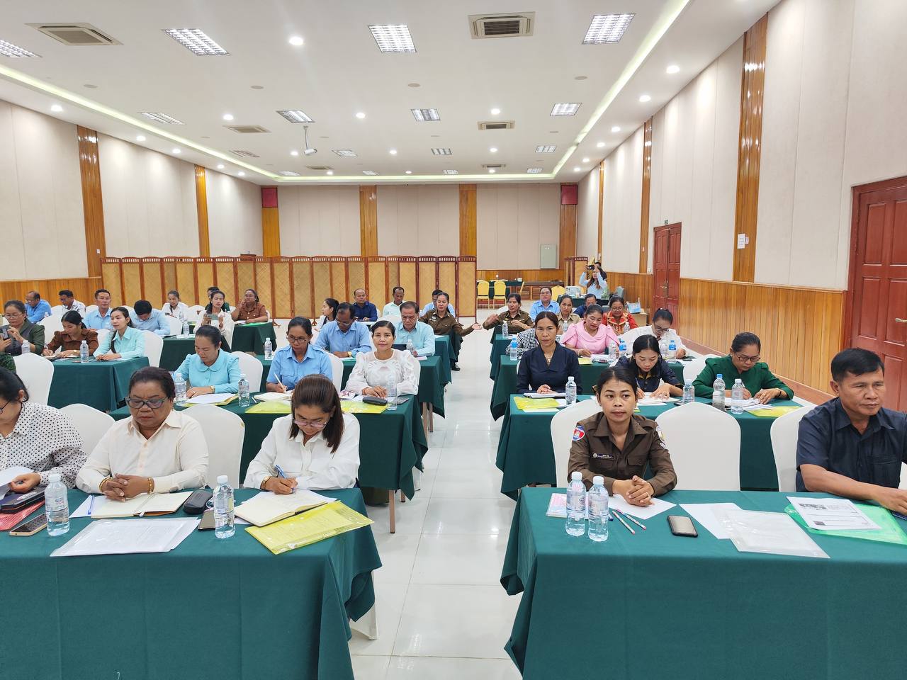 ឯកឧត្តម ស្រុិន ពុទ្ធី អញ្ជើញជាអធិបតីក្នុងពិធីបើកវគ្គបណ្ដុះបណ្ដាល ស្ដីពីភាពជាអ្នកដឹកនាំស្រ្តីក្នុងការជួសជុល និងថែទាំអណ្ដូងស្នប់ យុទ្ធសាស្រ្តអនុវត្កក្រោយស្ថានភាពបញ្ចប់ការបន្ទោបង់ពាសវាលពាសកាល និងនីតិវិធីប្រតិបត្តិស្តង់ដារ នៃការគ្រប់គ្រងកាកសំណល់លាមកតាមគ្រួសារ នៅតំបន់ជនបទ 8 photo 2024 05 02 16 15 28