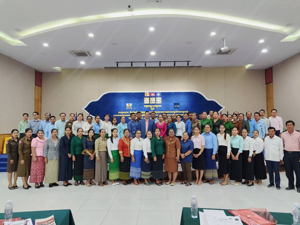 ឯកឧត្តម ស្រុិន ពុទ្ធី អញ្ជើញជាអធិបតីក្នុងពិធីបើកវគ្គបណ្ដុះបណ្ដាល ស្ដីពីភាពជាអ្នកដឹកនាំស្រ្តីក្នុងការជួសជុល និងថែទាំអណ្ដូងស្នប់ យុទ្ធសាស្រ្តអនុវត្កក្រោយស្ថានភាពបញ្ចប់ការបន្ទោបង់ពាសវាលពាសកាល និងនីតិវិធីប្រតិបត្តិស្តង់ដារ នៃការគ្រប់គ្រងកាកសំណល់លាមកតាមគ្រួសារ នៅតំបន់ជនបទ 2 photo 2024 05 02 16 15 32