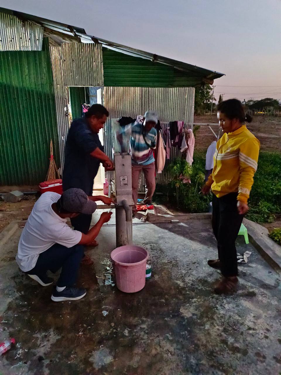 លោក ហ៊ត ប្ញទ្ធី ប្រធានមន្ទីរអភិវឌ្ឍន៍ជនបទ ដឹកនាំក្រុមការងារបច្ចេកទេសវិស័យផ្គត់ផ្គង់ទឹកជួសជុលអណ្ដូងស្នប់ជូនប្រជាពលរដ្ឋស្រុកសាលាក្រៅ 4 photo 2024 05 02 16 56 27
