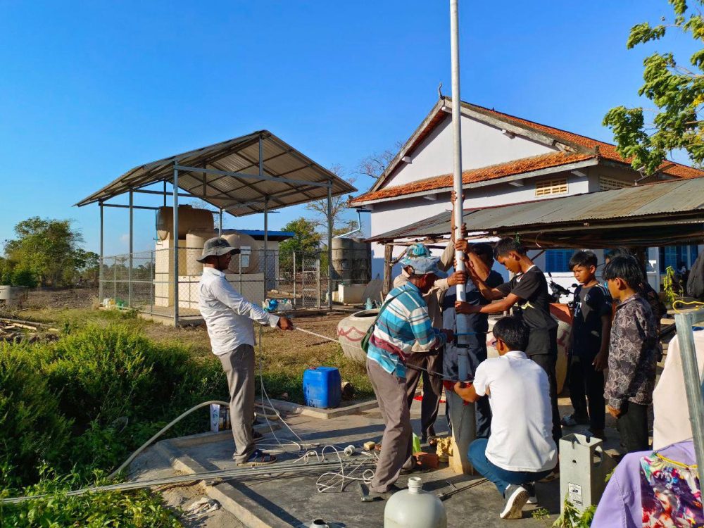 លោក ហ៊ត ប្ញទ្ធី ប្រធានមន្ទីរអភិវឌ្ឍន៍ជនបទ ដឹកនាំក្រុមការងារបច្ចេកទេសវិស័យផ្គត់ផ្គង់ទឹកជួសជុលអណ្ដូងស្នប់ជូនប្រជាពលរដ្ឋស្រុកសាលាក្រៅ 2 photo 2024 05 02 16 56 28