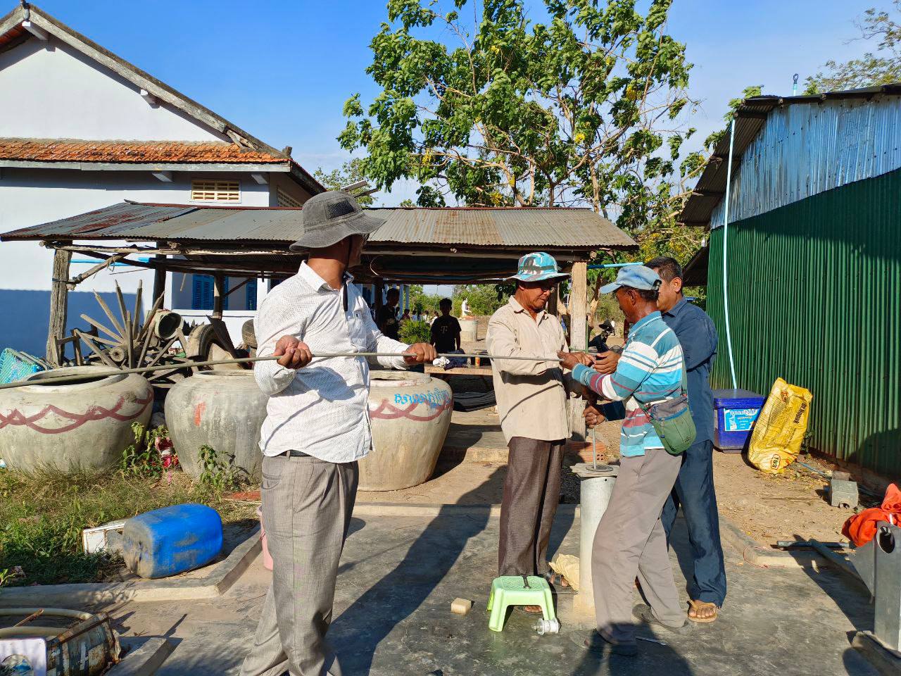 លោក ហ៊ត ប្ញទ្ធី ប្រធានមន្ទីរអភិវឌ្ឍន៍ជនបទ ដឹកនាំក្រុមការងារបច្ចេកទេសវិស័យផ្គត់ផ្គង់ទឹកជួសជុលអណ្ដូងស្នប់ជូនប្រជាពលរដ្ឋស្រុកសាលាក្រៅ 7 photo 2024 05 02 16 56 31