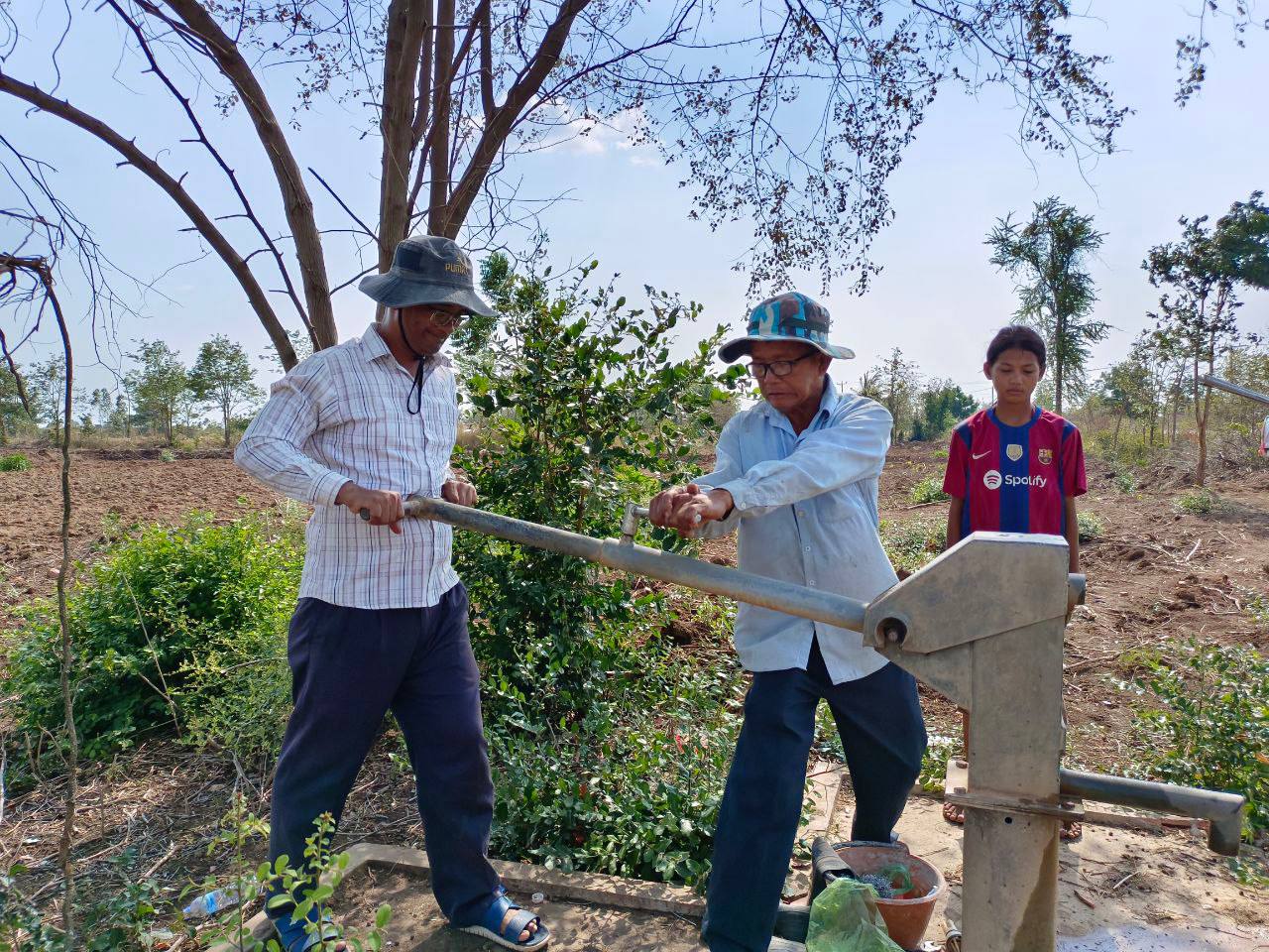 លោក ហ៊ត ប្ញទ្ធី ប្រធានមន្ទីរអភិវឌ្ឍន៍ជនបទ ដឹកនាំក្រុមការងារបច្ចេកទេសវិស័យផ្គត់ផ្គង់ទឹកជួសជុលអណ្ដូងស្នប់ជូនប្រជាពលរដ្ឋស្រុកសាលាក្រៅ 8 photo 2024 05 02 16 56 32