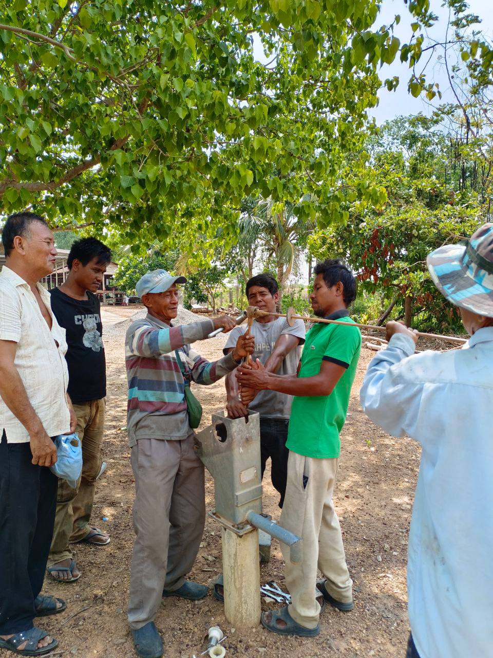 លោក ហ៊ត ប្ញទ្ធី ប្រធានមន្ទីរអភិវឌ្ឍន៍ជនបទ ដឹកនាំក្រុមការងារបច្ចេកទេសវិស័យផ្គត់ផ្គង់ទឹកជួសជុលអណ្ដូងស្នប់ជូនប្រជាពលរដ្ឋស្រុកសាលាក្រៅ 9 photo 2024 05 02 16 56 35