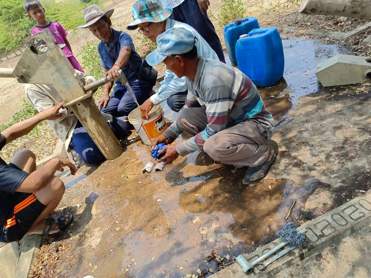 លោក ហ៊ត ប្ញទ្ធី ប្រធានមន្ទីរអភិវឌ្ឍន៍ជនបទ ដឹកនាំក្រុមការងារបច្ចេកទេសវិស័យផ្គត់ផ្គង់ទឹកជួសជុលអណ្ដូងស្នប់ជូនប្រជាពលរដ្ឋស្រុកសាលាក្រៅ 10 photo 2024 05 02 16 56 36