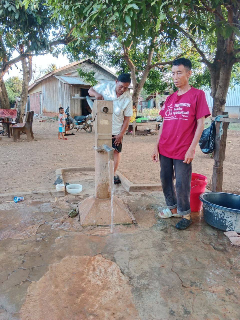 លោក ហ៊ត ប្ញទ្ធី ប្រធានមន្ទីរអភិវឌ្ឍន៍ជនបទ ដឹកនាំក្រុមការងារបច្ចេកទេសវិស័យផ្គត់ផ្គង់ទឹកជួសជុលអណ្ដូងស្នប់ជូនប្រជាពលរដ្ឋស្រុកសាលាក្រៅ 12 photo 2024 05 02 16 56 38