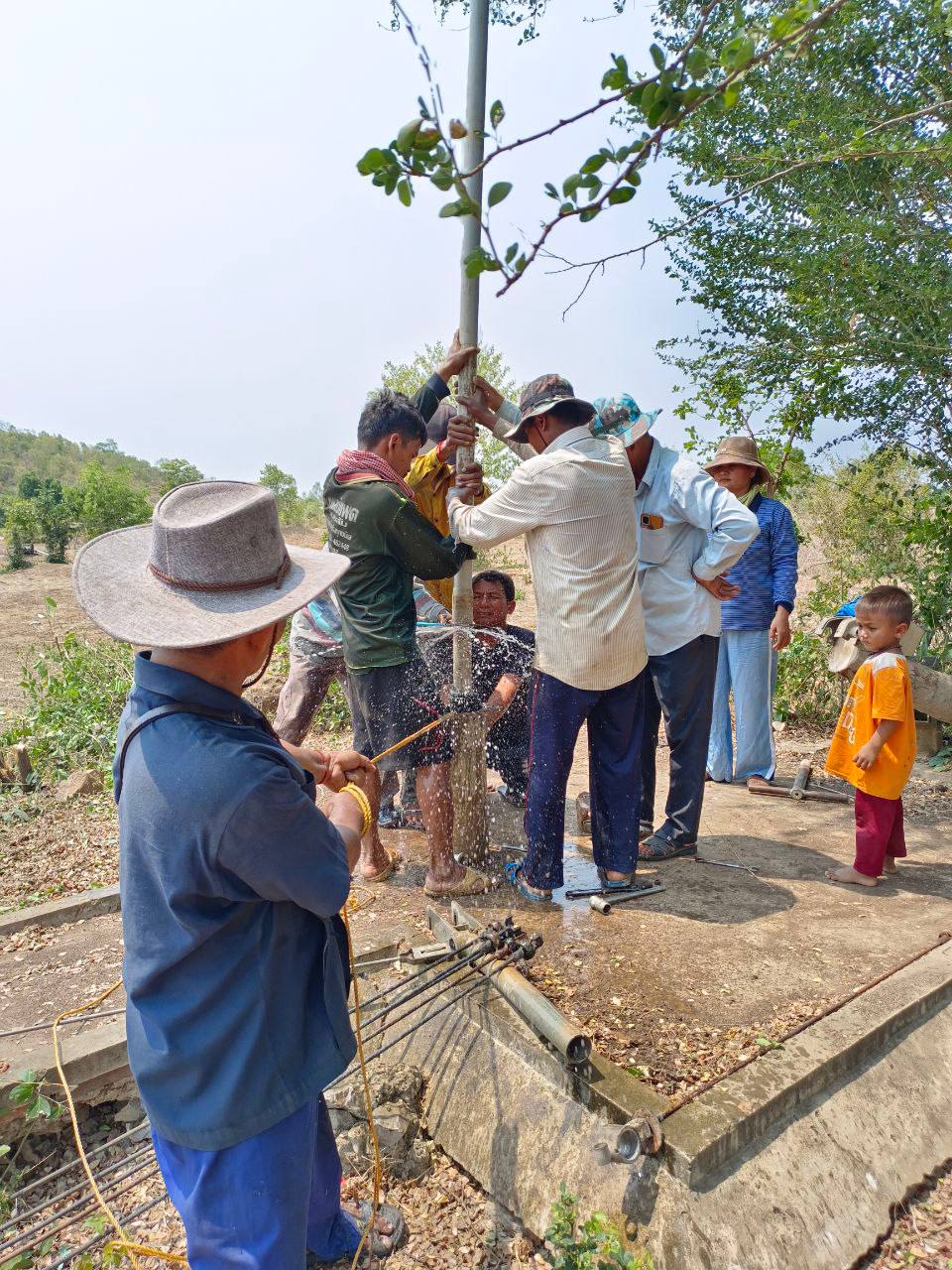 លោក ហ៊ត ប្ញទ្ធី ប្រធានមន្ទីរអភិវឌ្ឍន៍ជនបទ ដឹកនាំក្រុមការងារបច្ចេកទេសវិស័យផ្គត់ផ្គង់ទឹកជួសជុលអណ្ដូងស្នប់ជូនប្រជាពលរដ្ឋស្រុកសាលាក្រៅ 13 photo 2024 05 02 16 56 41