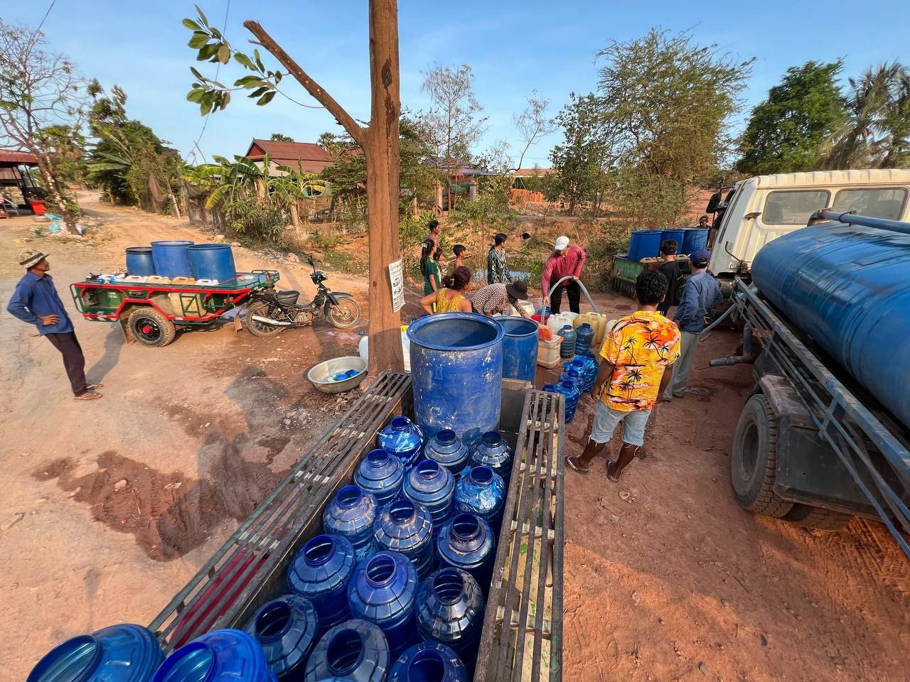 លោកប្រធានមន្ទីរអភិវឌ្ឍន៍ជនបទបានដឹកនាំ ក្រុមការងារបច្ចេកទេសការិយាល័យផ្គត់ផ្គង់ទឹកចុះជួសជុលអណ្តូងស្នប់ ចំនួន ៥ អណ្តូង និងដឹកទឹកចែកជូនប្រជាពលរដ្ឋ ចំនួន១៤២គ្រួសារ ស្មើ ១៥០០០លីត្រ ក្នុងស្រុកទឹកឈូ និងក្រុងបូកគោ 8 photo 2024 05 02 18 32 14