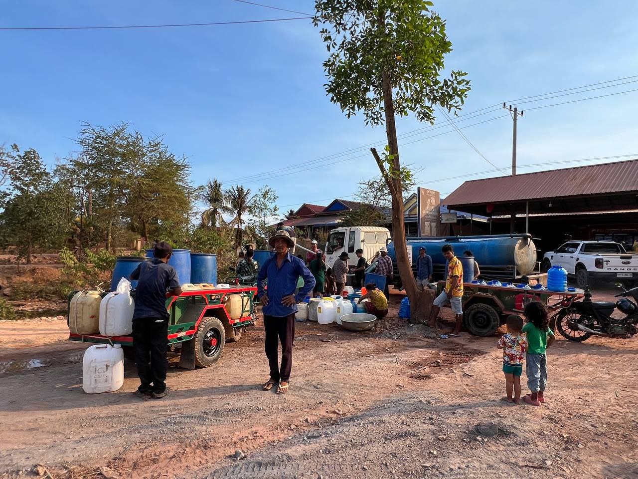 លោកប្រធានមន្ទីរអភិវឌ្ឍន៍ជនបទបានដឹកនាំ ក្រុមការងារបច្ចេកទេសការិយាល័យផ្គត់ផ្គង់ទឹកចុះជួសជុលអណ្តូងស្នប់ ចំនួន ៥ អណ្តូង និងដឹកទឹកចែកជូនប្រជាពលរដ្ឋ ចំនួន១៤២គ្រួសារ ស្មើ ១៥០០០លីត្រ ក្នុងស្រុកទឹកឈូ និងក្រុងបូកគោ 9 photo 2024 05 02 18 32 15